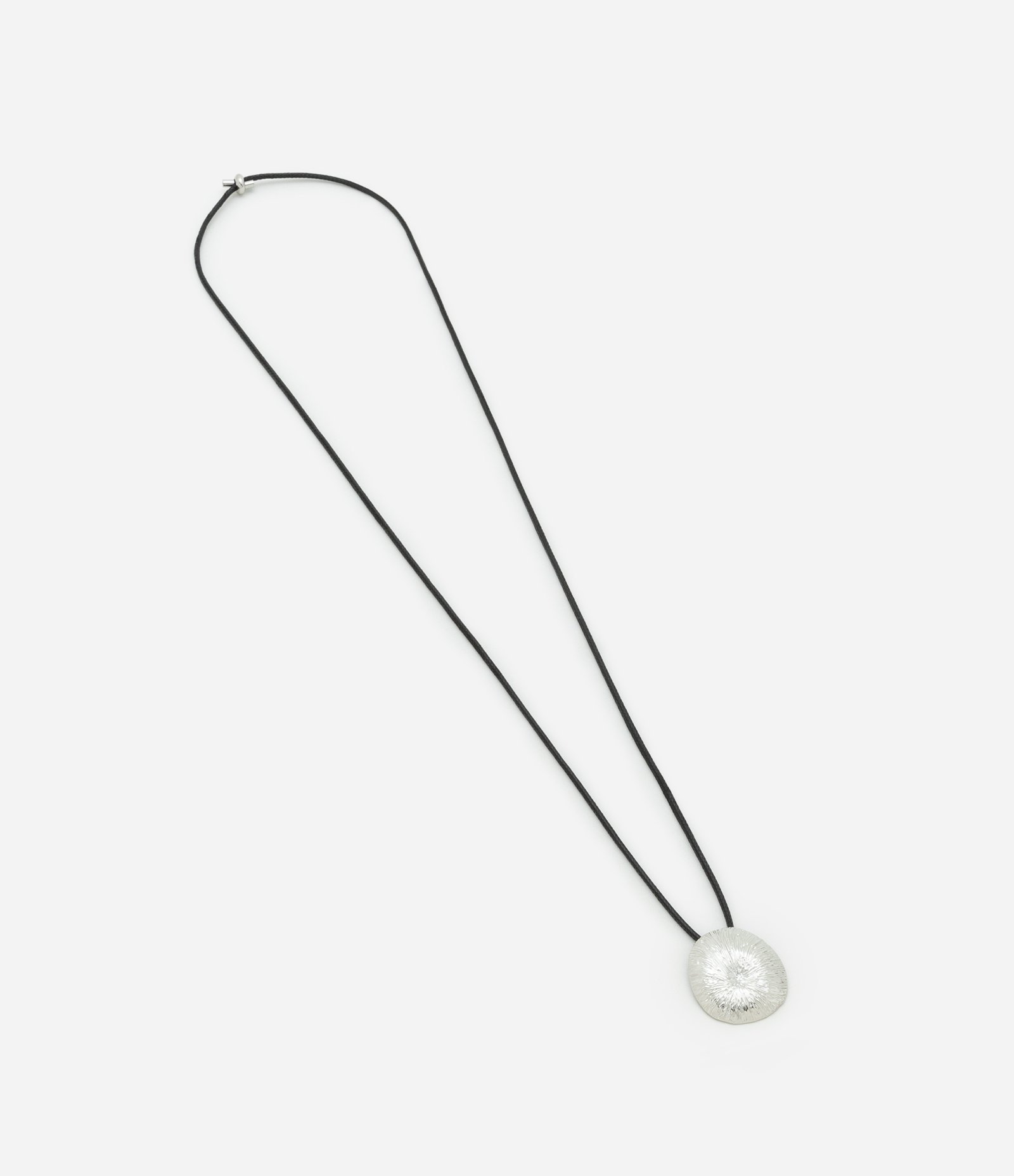 Colar Longo Cordão Encerado e Pingente Oval com Textura Prata 2