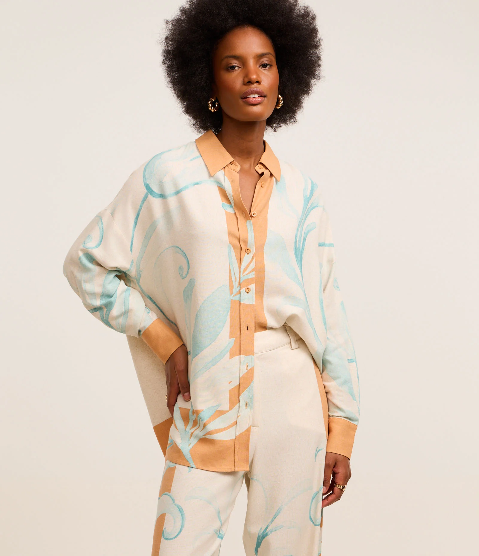 Camisa em Viscose e Linho com Estampa Folhagens Contrastantes Branco/ Azul/ Marrom 1