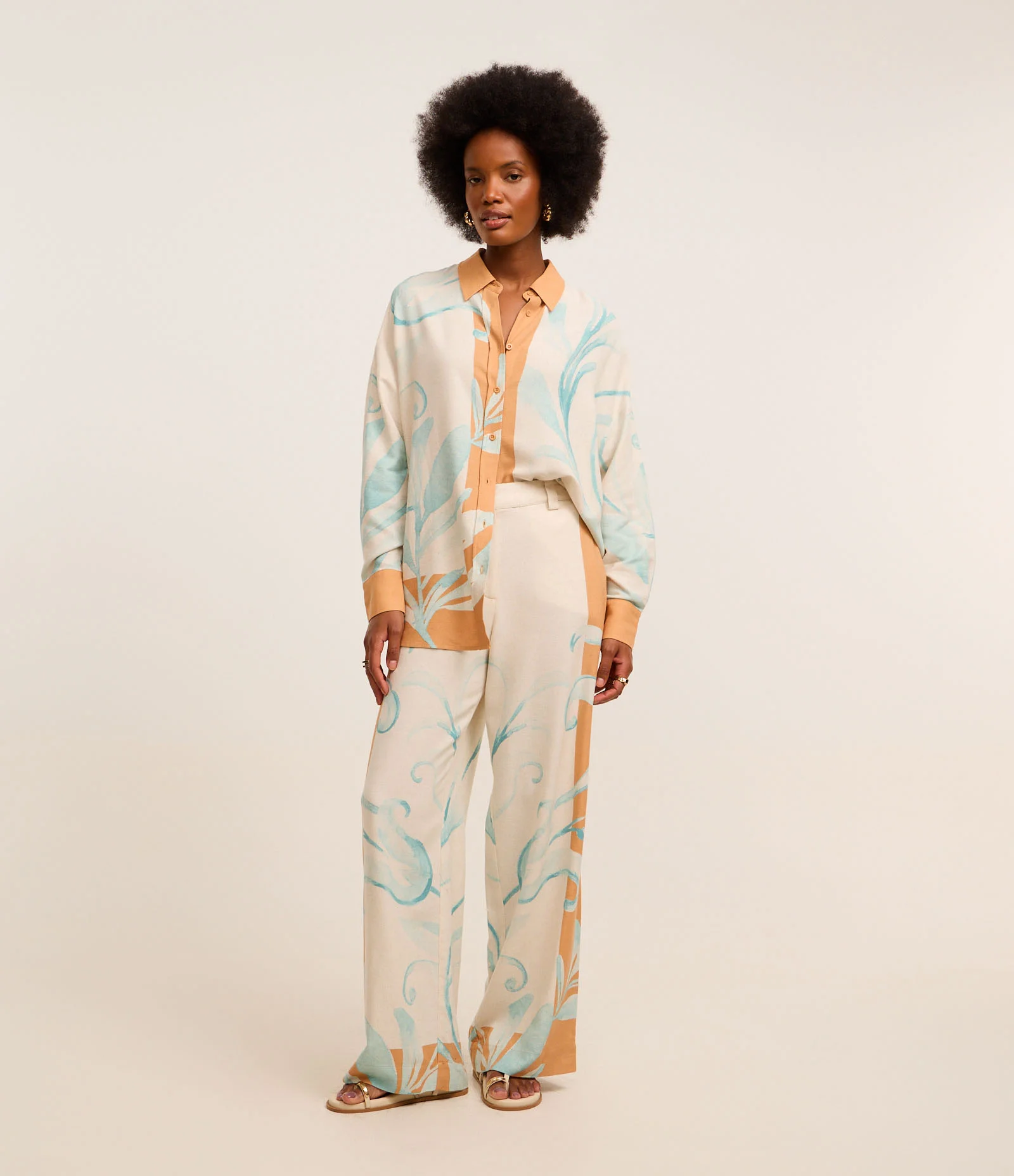 Camisa em Viscose e Linho com Estampa Folhagens Contrastantes Branco/ Azul/ Marrom 2