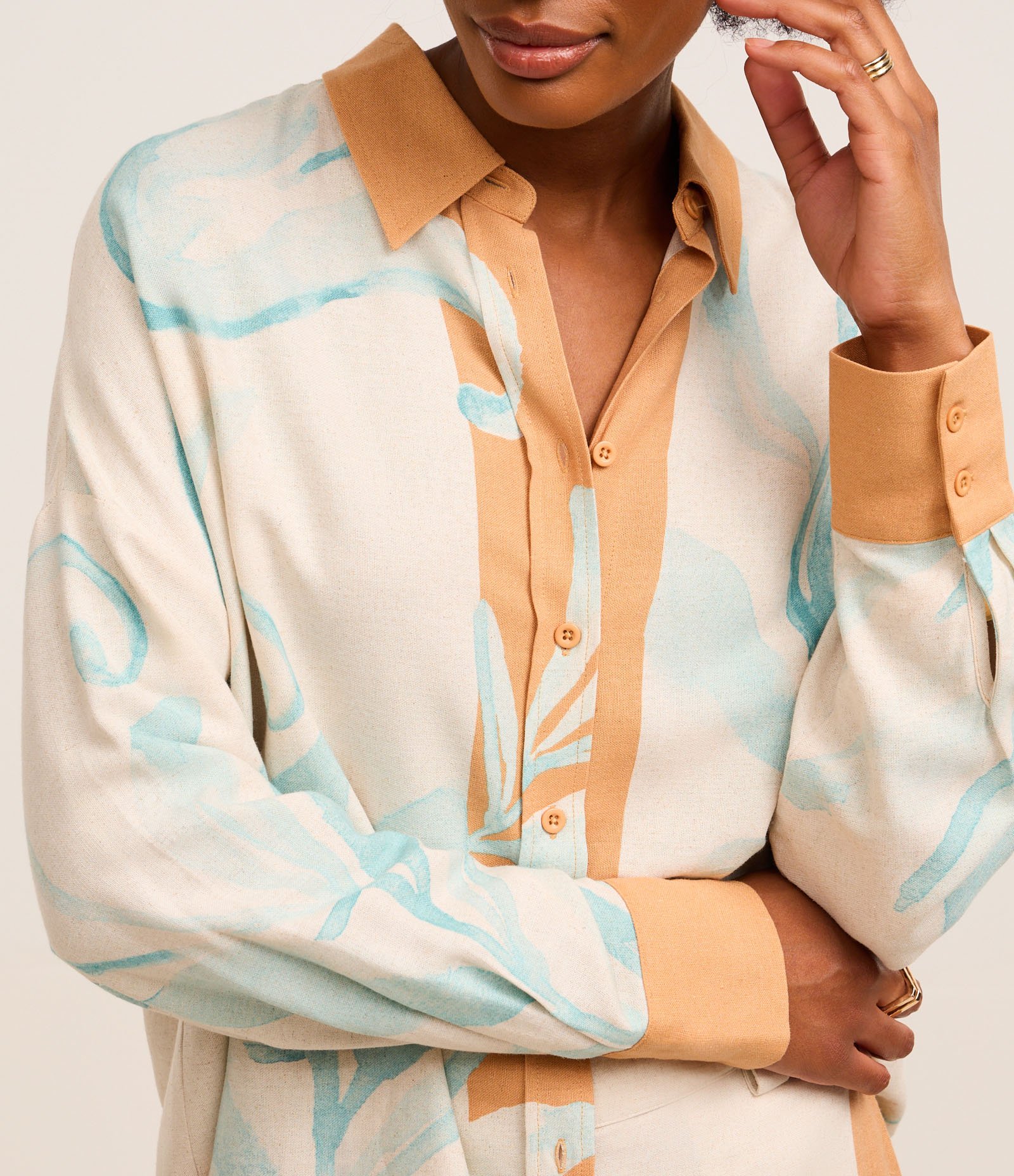 Camisa em Viscose e Linho com Estampa Folhagens Contrastantes Branco/ Azul/ Marrom 3