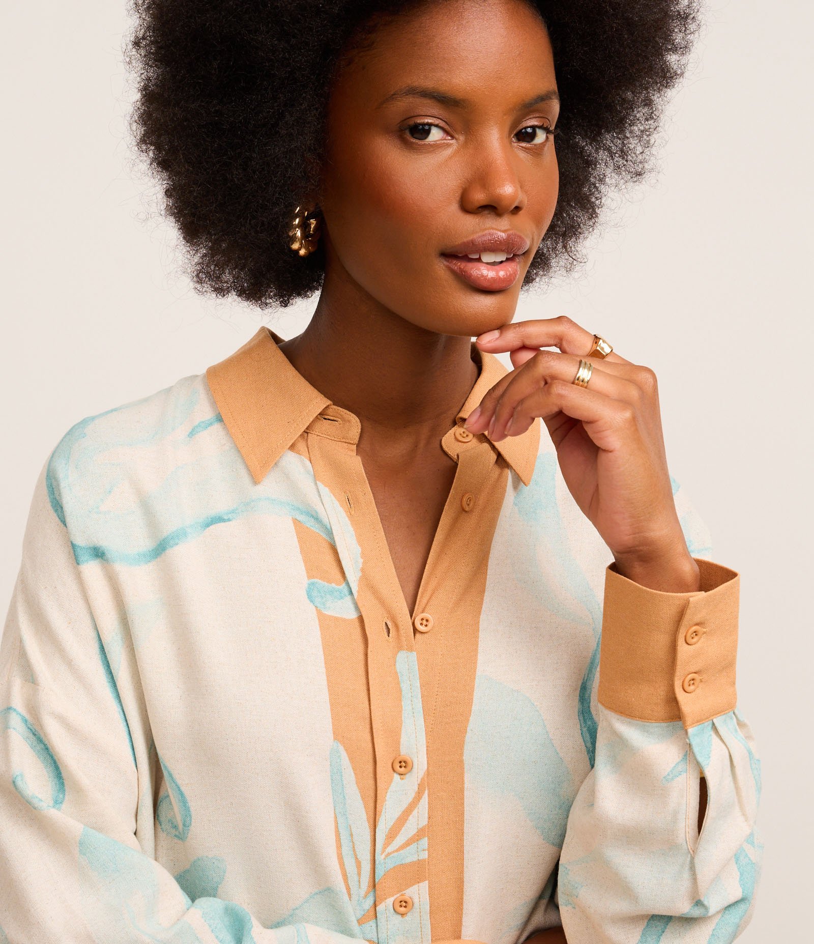 Camisa em Viscose e Linho com Estampa Folhagens Contrastantes Branco/ Azul/ Marrom 4