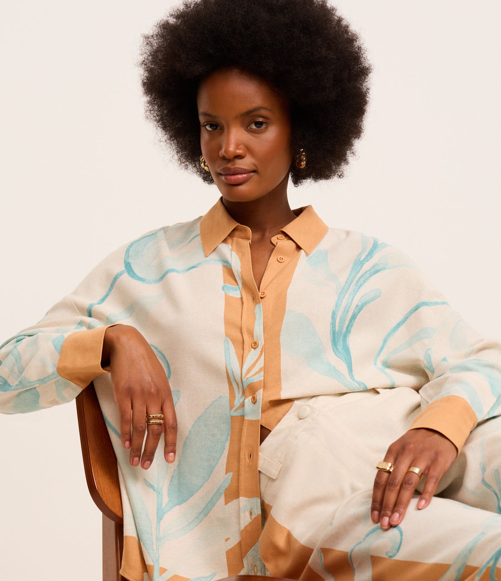 Camisa em Viscose e Linho com Estampa Folhagens Contrastantes Branco/ Azul/ Marrom 5