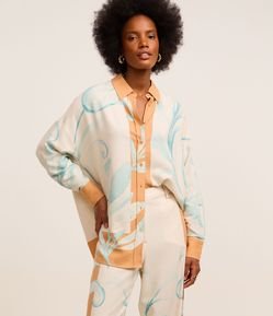 Camisa em Viscose e Linho com Estampa Folhagens Contrastantes