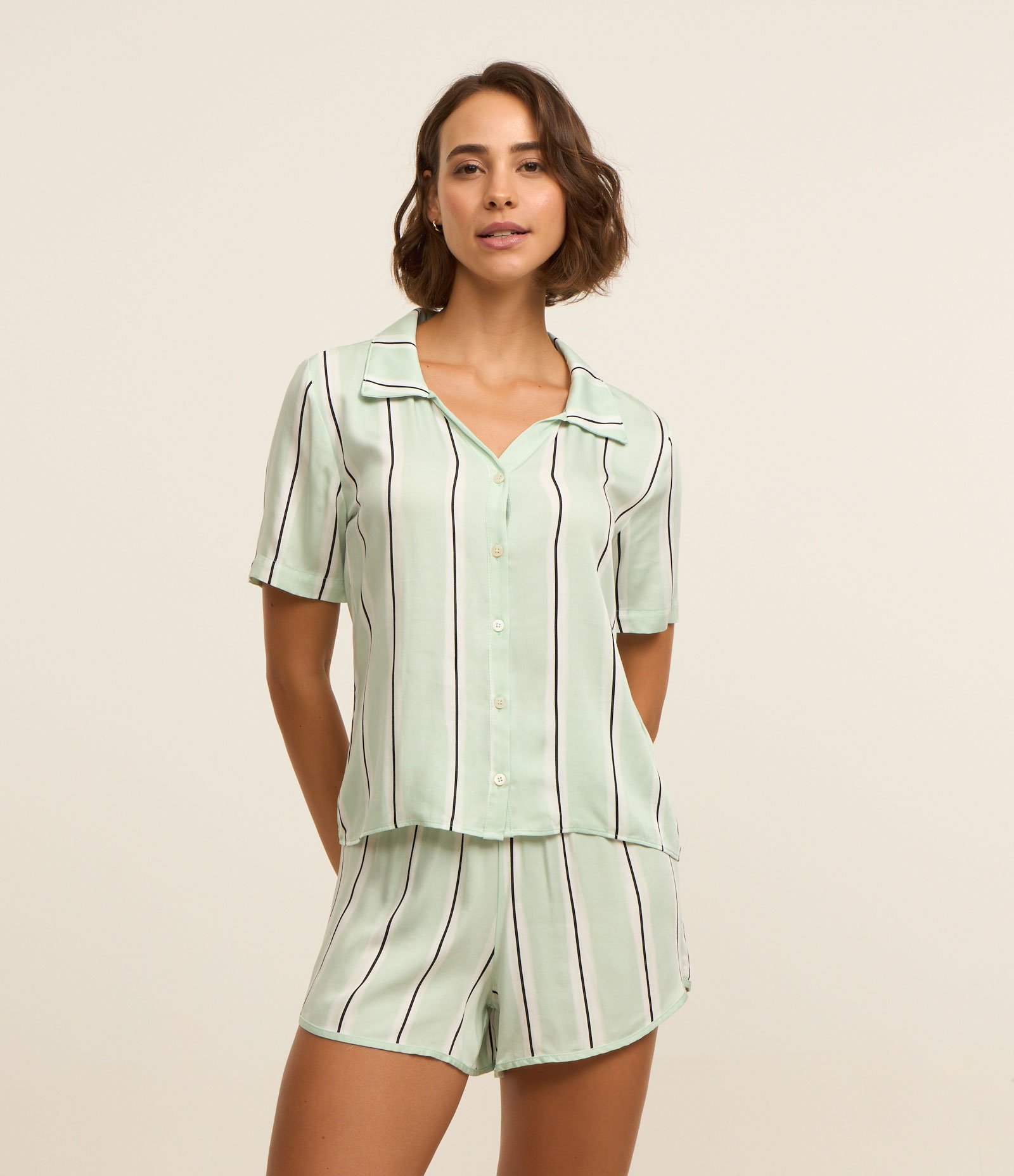 Pijama Short Doll Manga Curta em Viscose com Estampa de Litras e Acetinado Verde 1