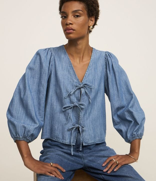 Blusa em Jeans com Laços Frontais e Manga Bufante