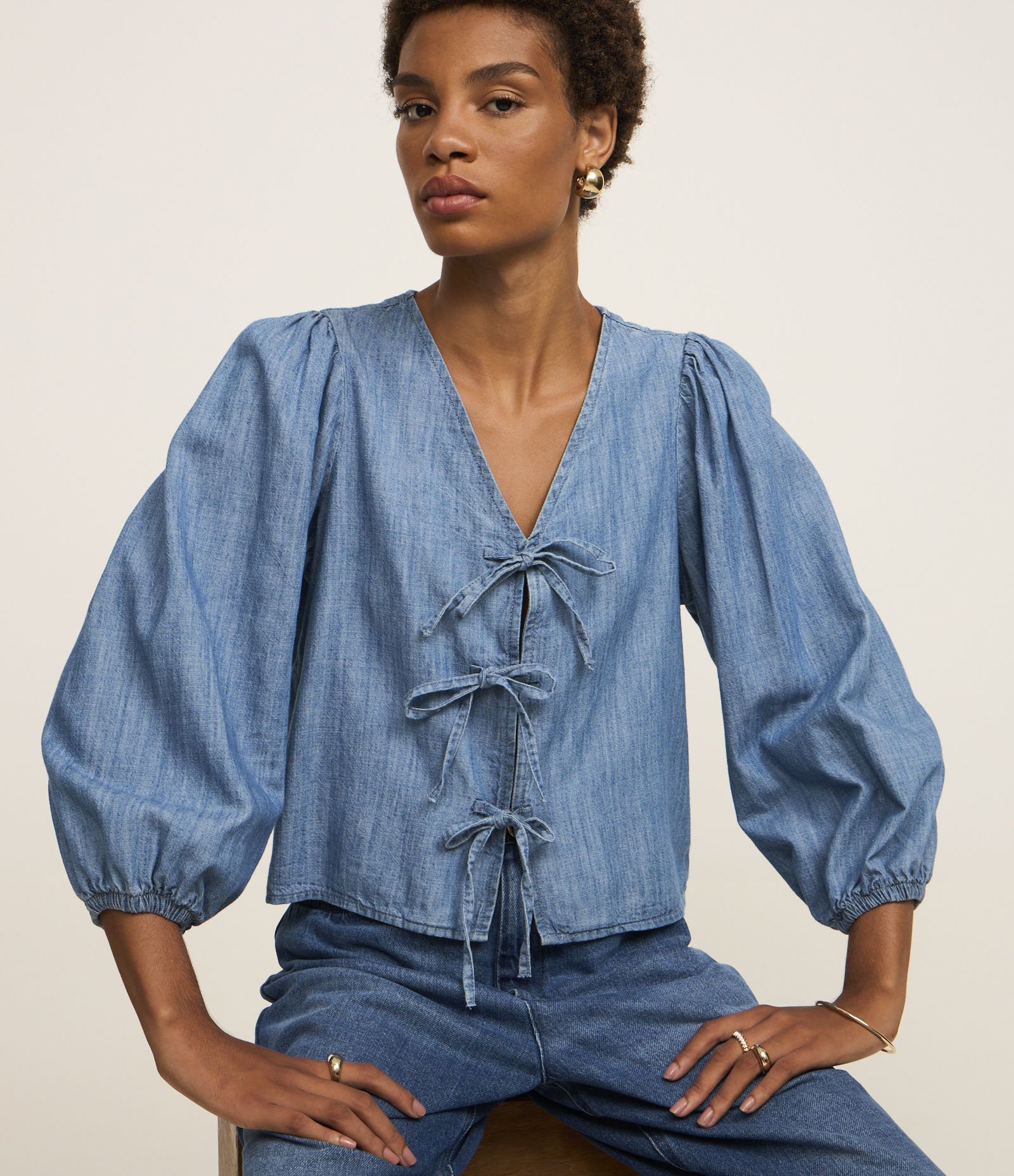 Blusa em Jeans com Laços Frontais e Manga Bufante Azul 1