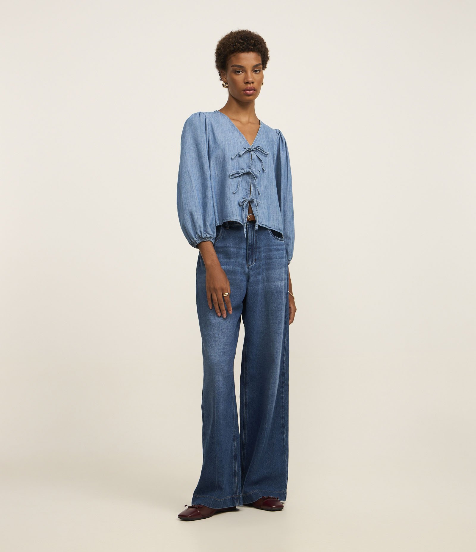 Blusa em Jeans com Laços Frontais e Manga Bufante Azul 2