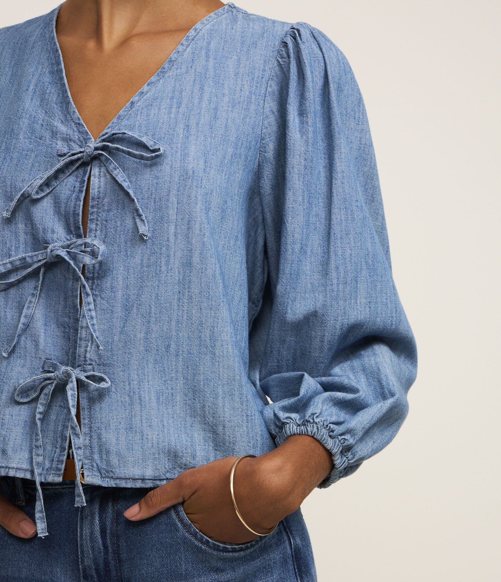 Blusa em Jeans com Laços Frontais e Manga Bufante Azul 3