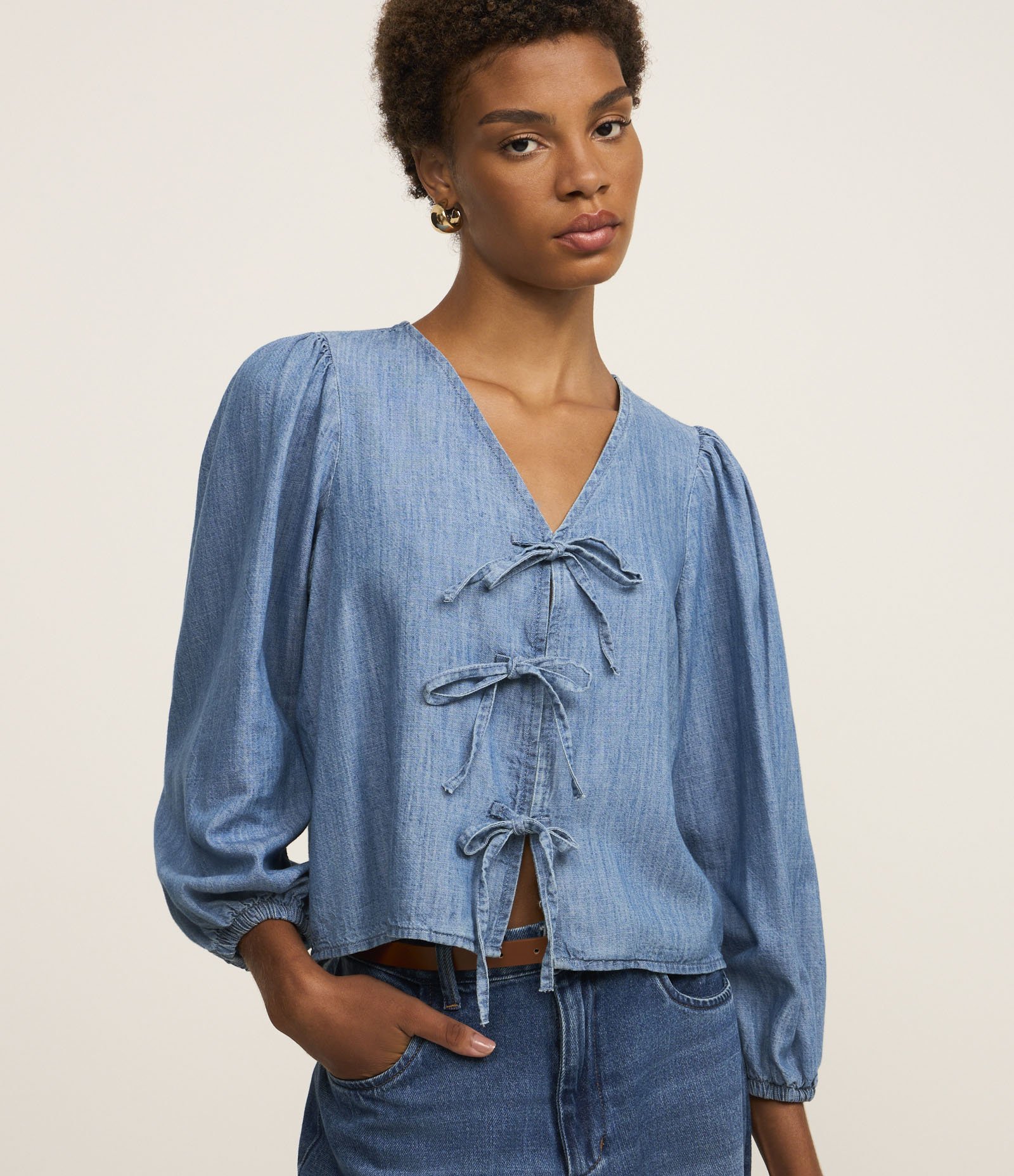 Blusa em Jeans com Laços Frontais e Manga Bufante Azul 4