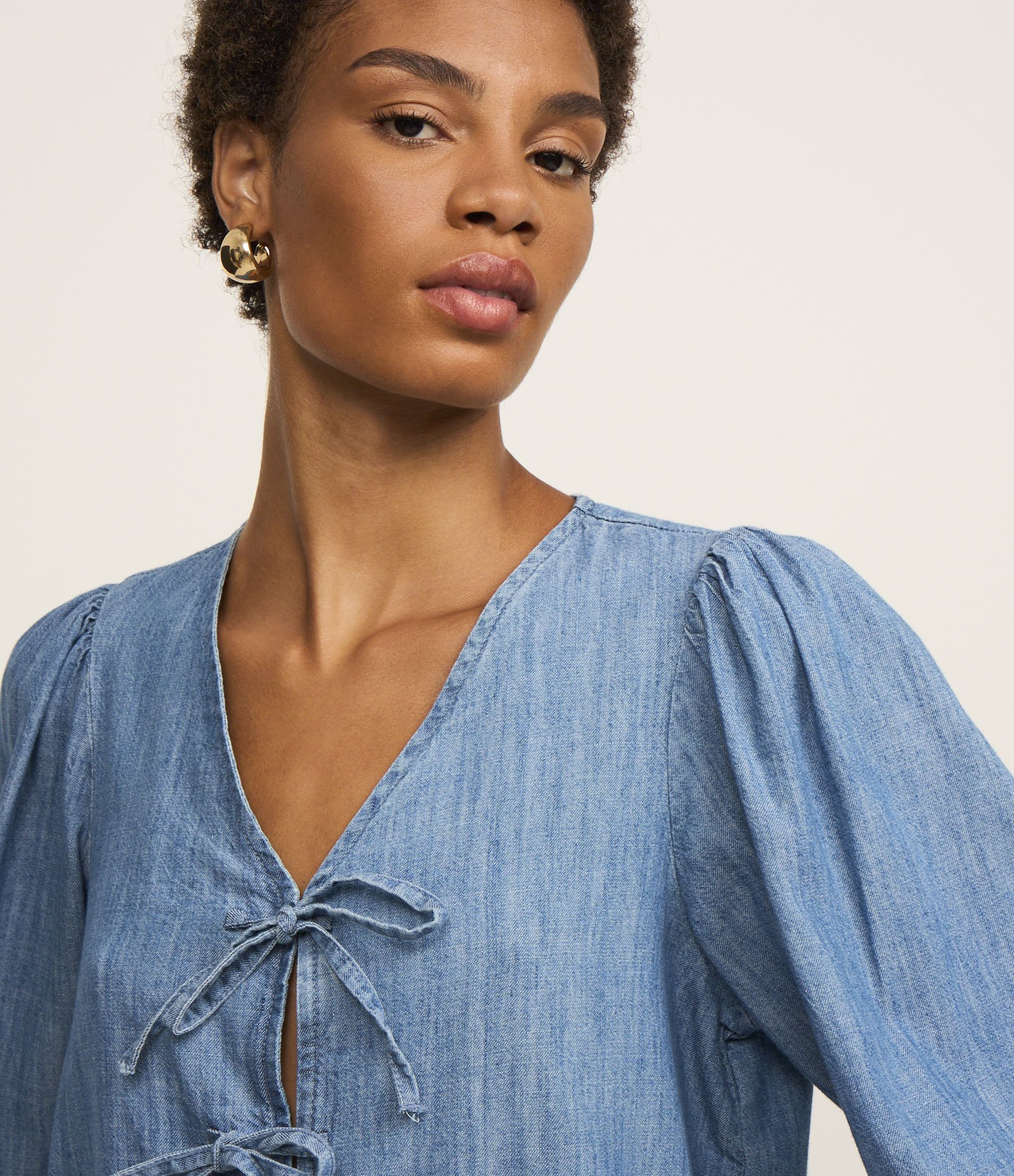 Blusa em Jeans com Laços Frontais e Manga Bufante Azul 5