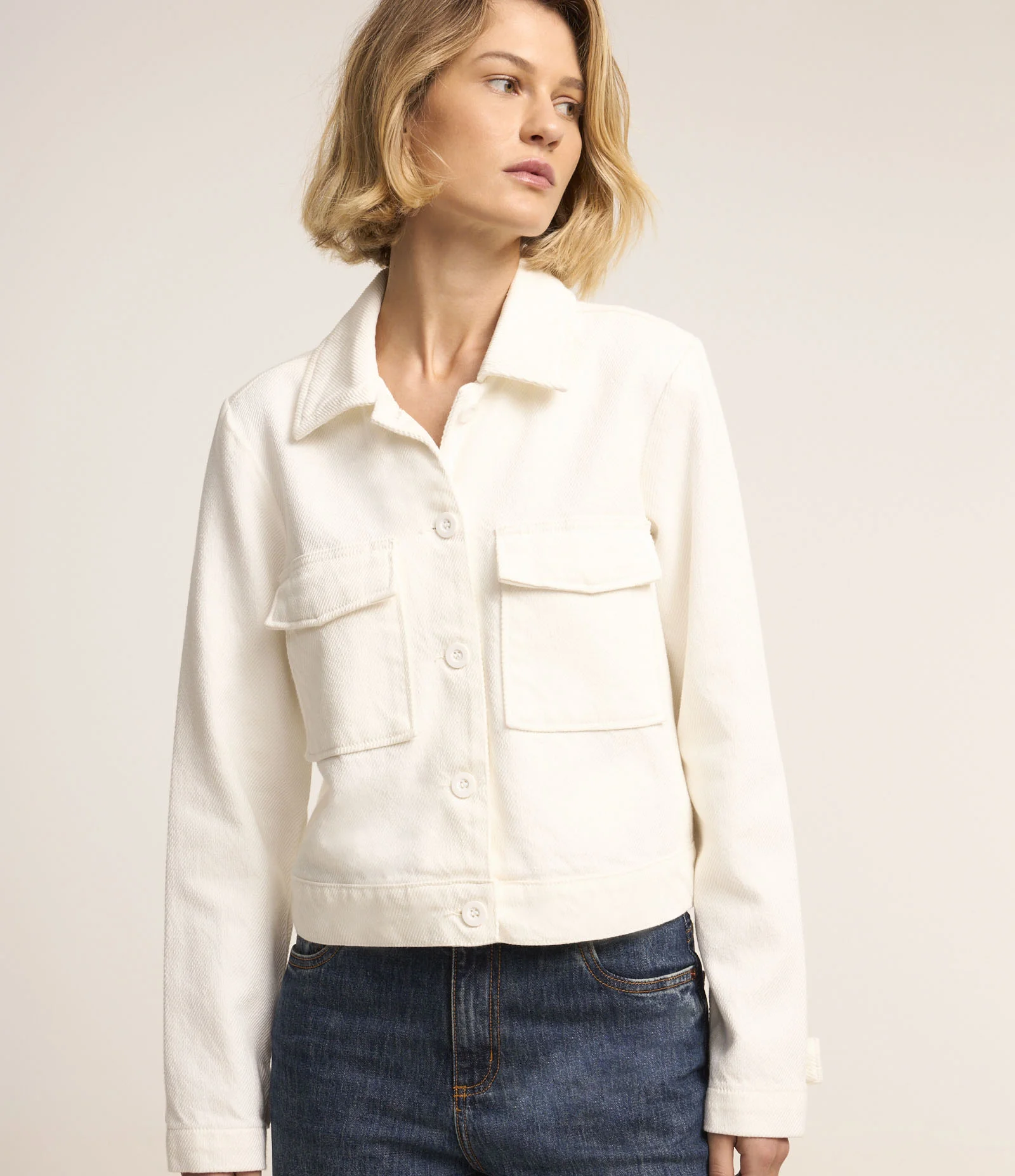 Jaqueta Trucker Curta em Sarja com Bolsos Cargo e Aleta Branco 1