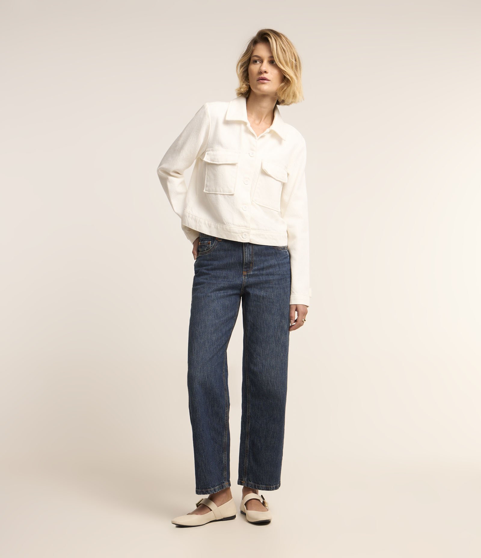 Jaqueta Trucker Curta em Sarja com Bolsos Cargo e Aleta Branco 2