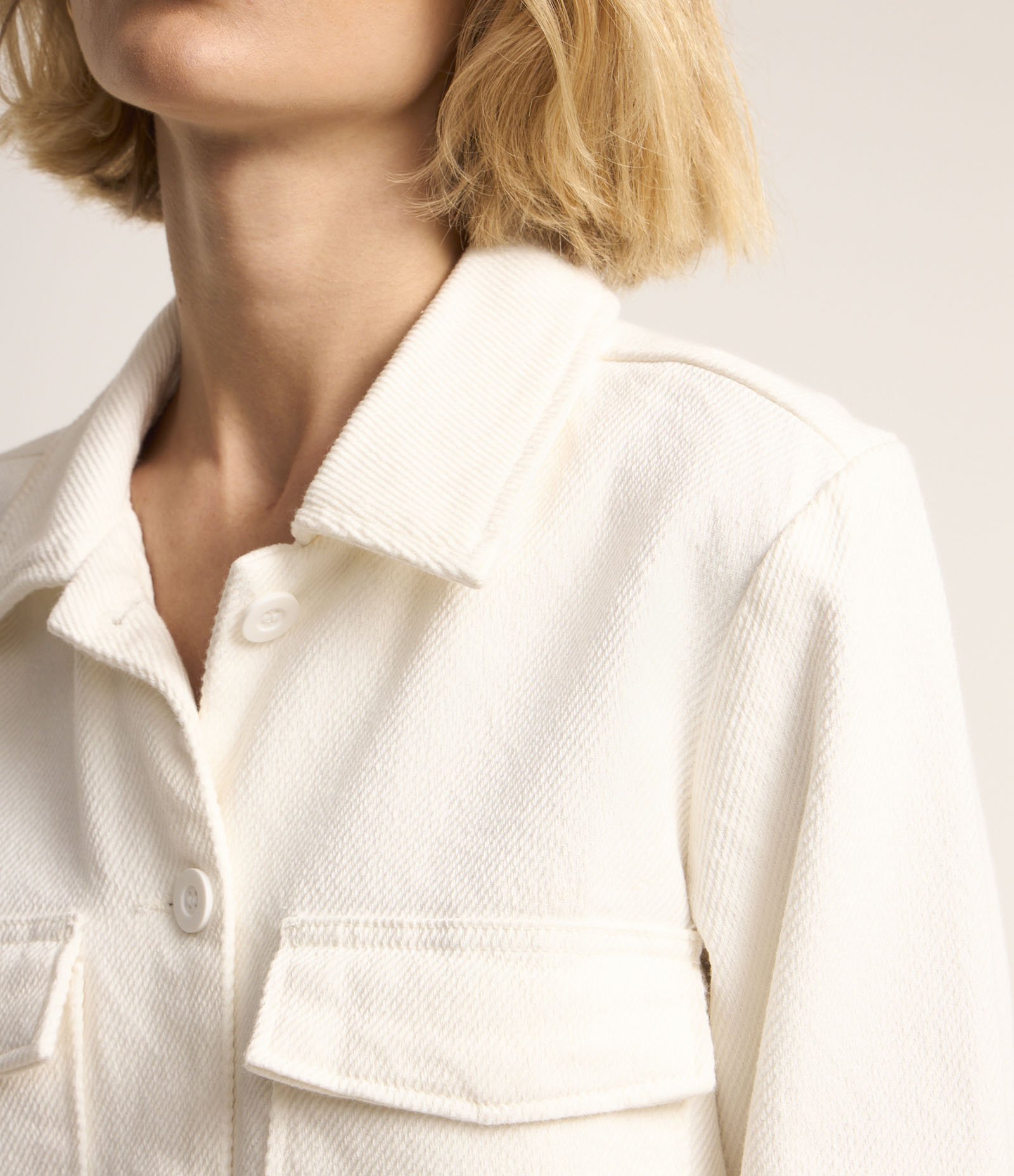 Jaqueta Trucker Curta em Sarja com Bolsos Cargo e Aleta Branco 3