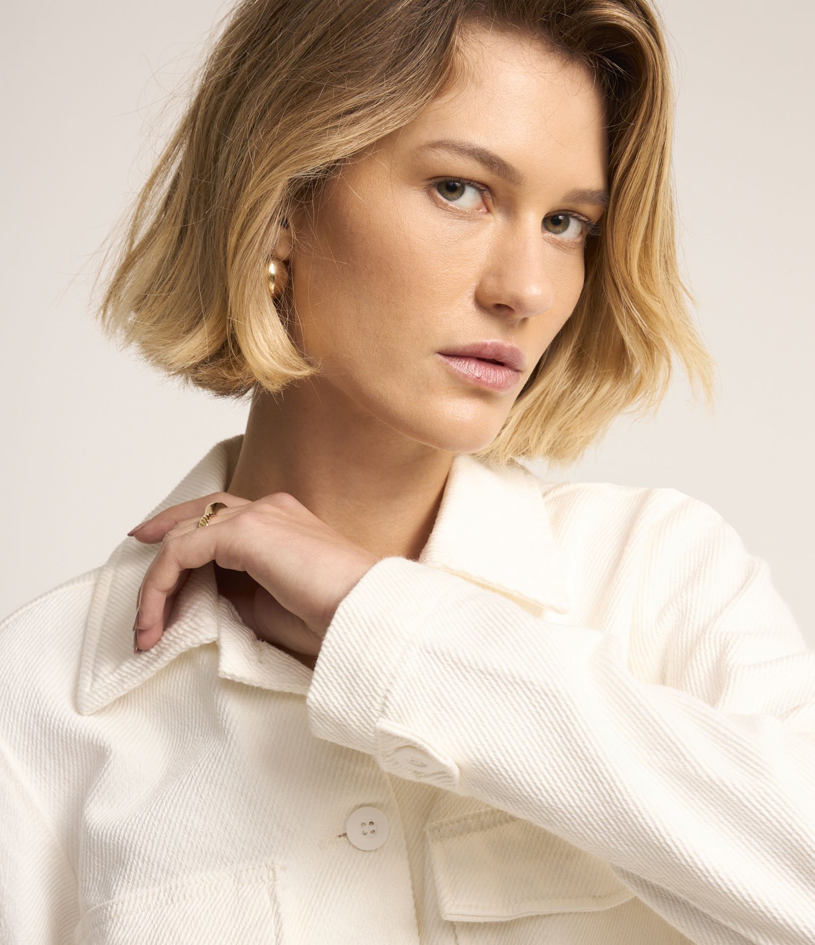 Jaqueta Trucker Curta em Sarja com Bolsos Cargo e Aleta Branco 4