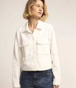 Jaqueta Trucker Curta em Sarja com Bolsos Cargo e Aleta