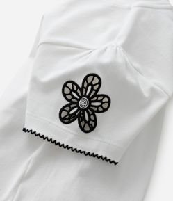Blusa Curta Infantil com Bordado de Flor - Tam 5 a 14 Anos