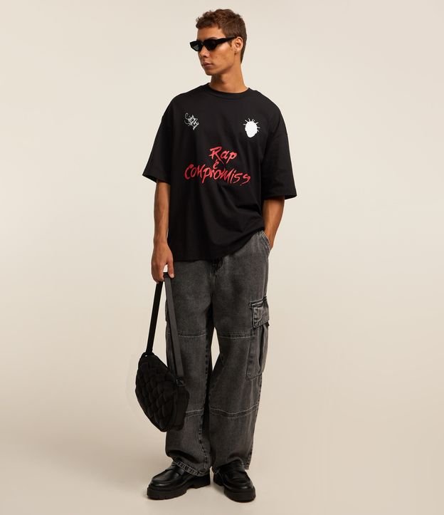 Camiseta Overboxy de Futebol em Malhão com Estampa Sabotage Rap é Compromisso