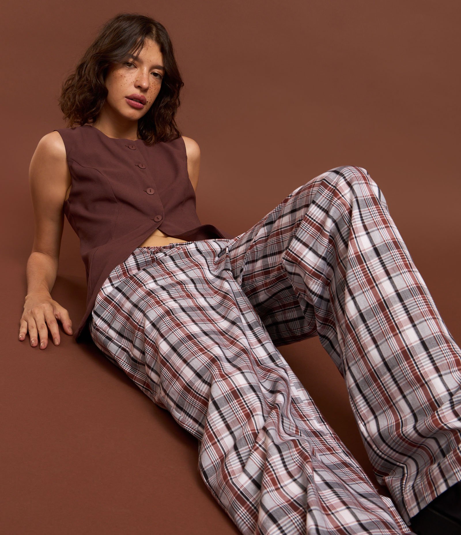 Calça Reta Fluída em Tricoline Xadrez Marrom 5