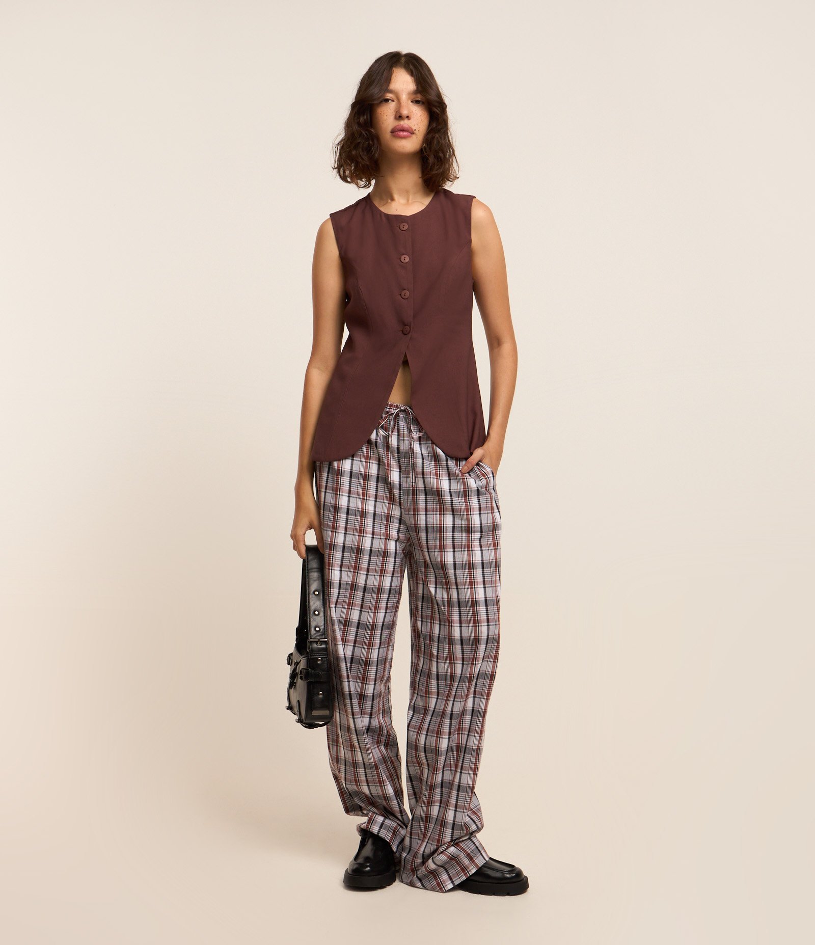 Calça Reta Fluída em Tricoline Xadrez Marrom 1