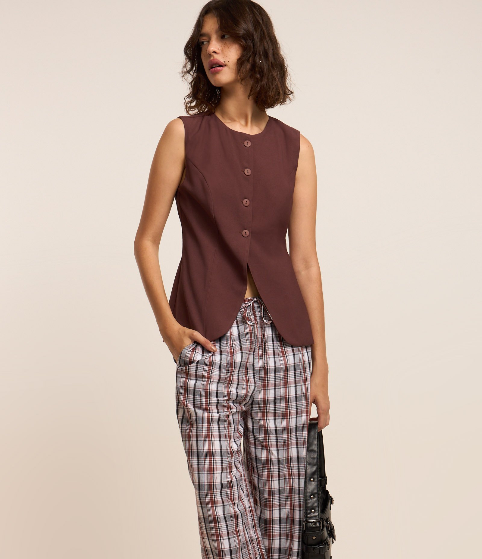 Calça Reta Fluída em Tricoline Xadrez Marrom 2