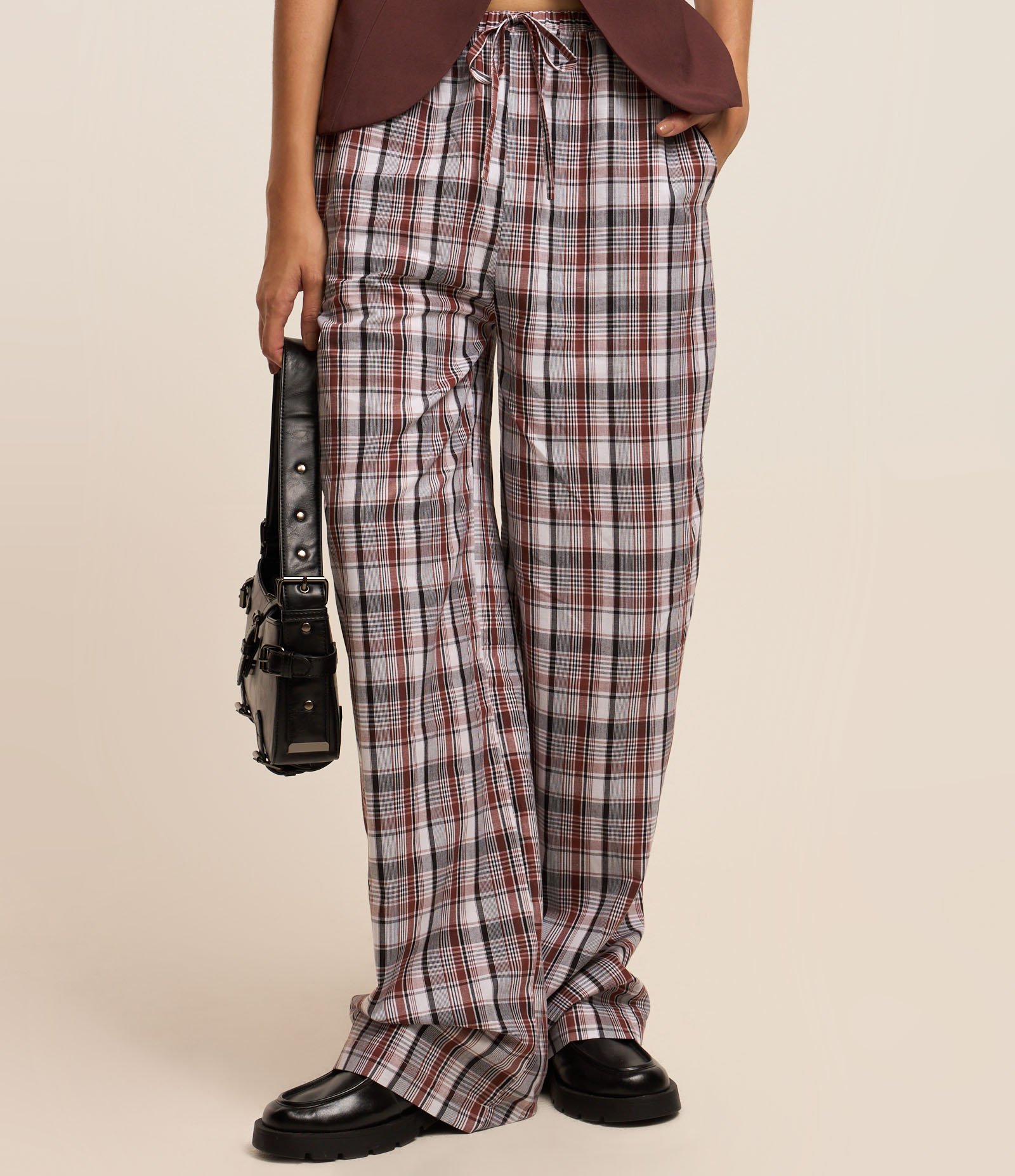 Calça Reta Fluída em Tricoline Xadrez Marrom 3