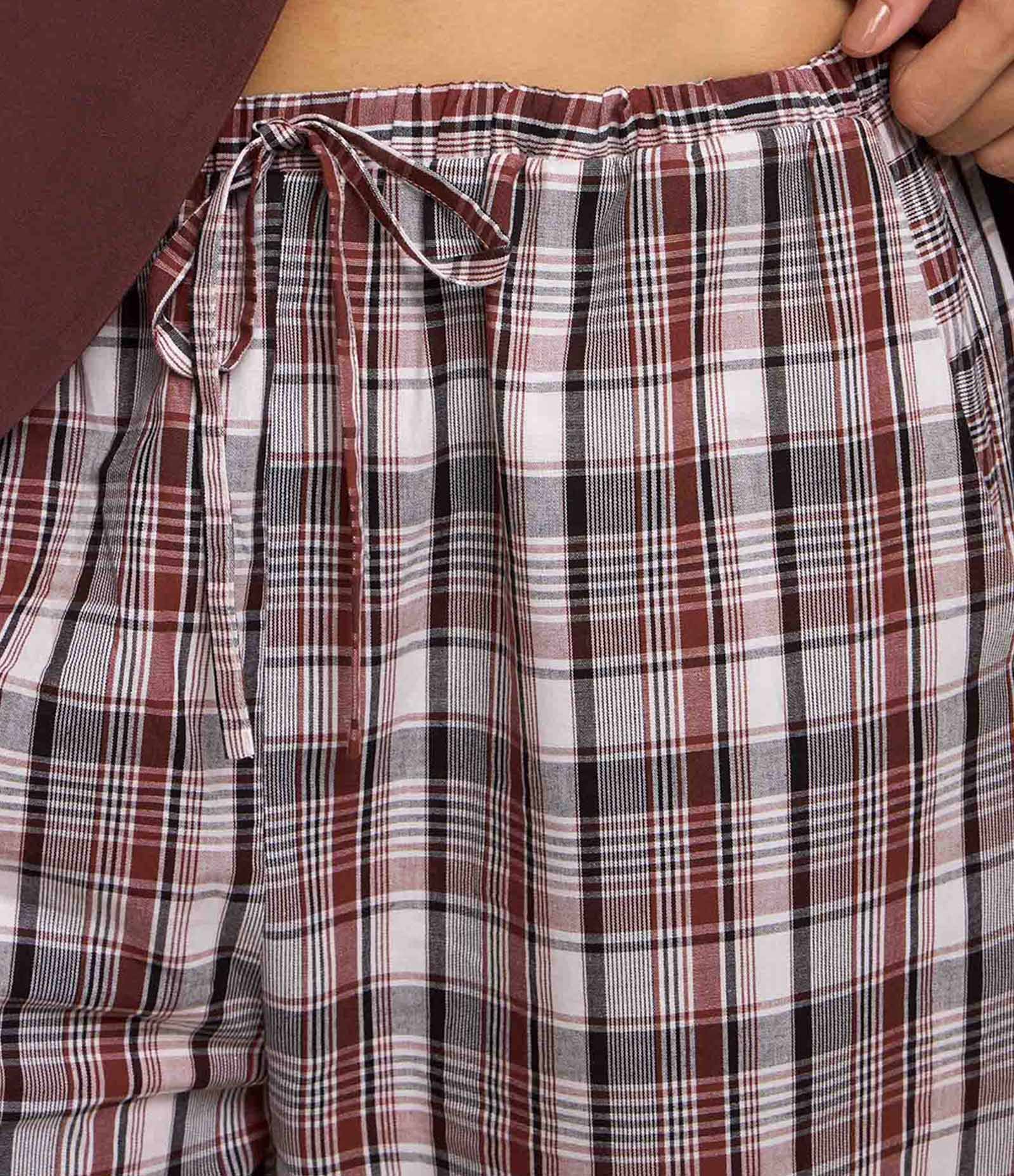 Calça Reta Fluída em Tricoline Xadrez Marrom 4