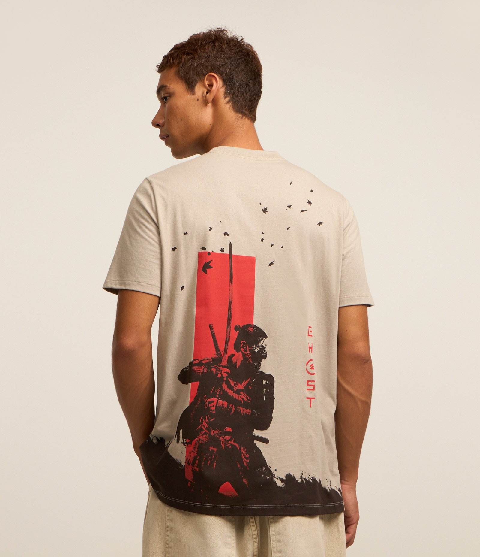 Camiseta Regular em Algodão com Estampa Ghost of Tsushima Cinza 1