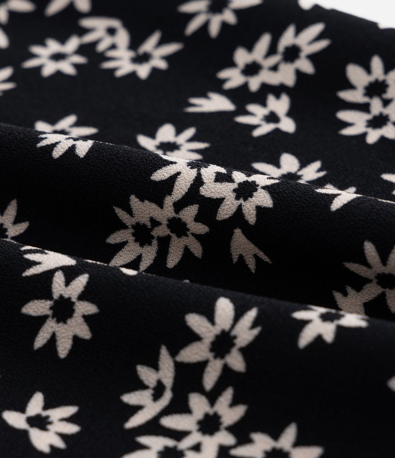 Blusa em Crepe Floral Liberty com Lastex Curve & Plus Size Preto 6