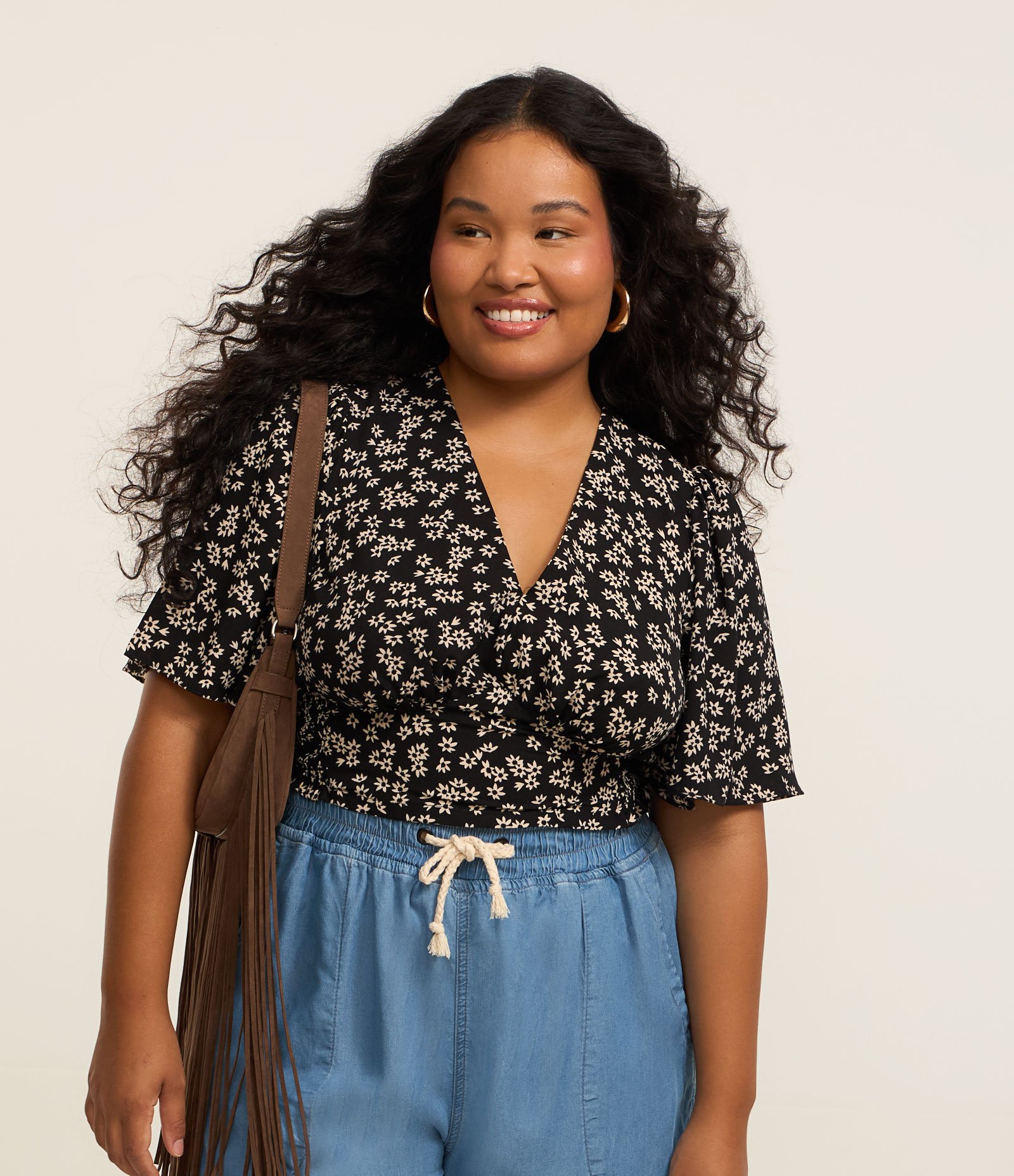 Blusa em Crepe Floral Liberty com Lastex Curve & Plus Size Preto 1