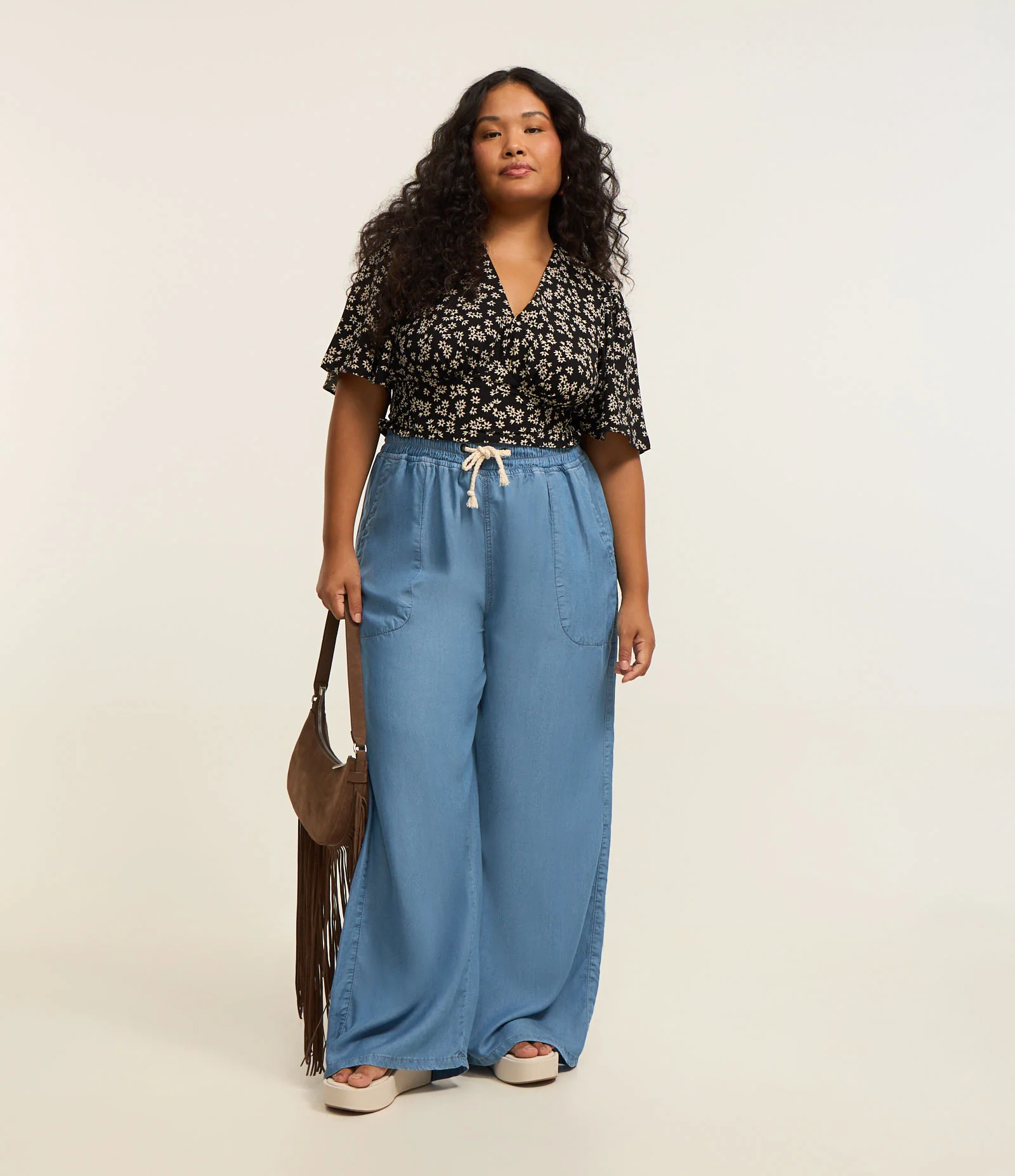 Blusa em Crepe Floral Liberty com Lastex Curve & Plus Size Preto 2