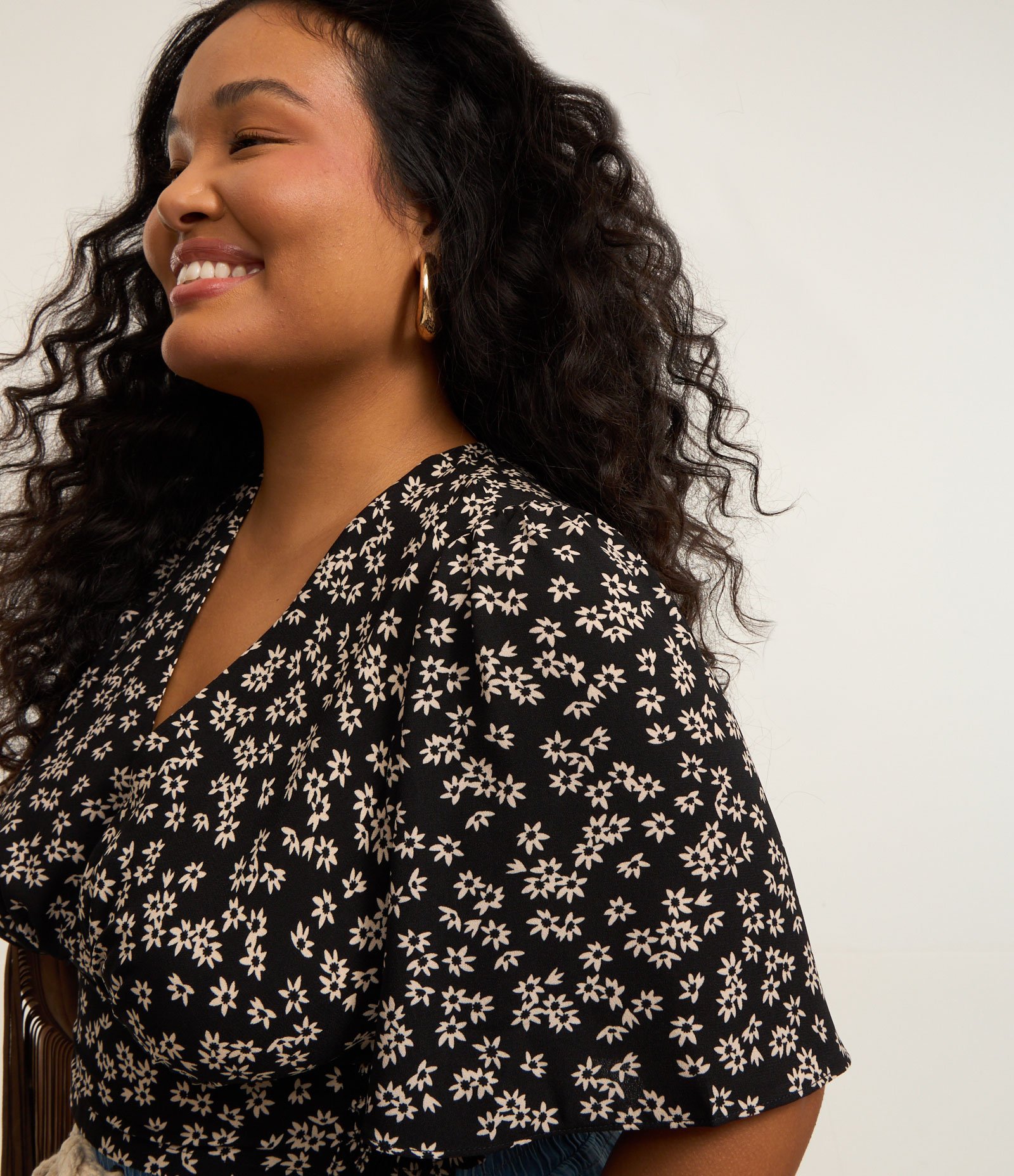 Blusa em Crepe Floral Liberty com Lastex Curve & Plus Size Preto 3