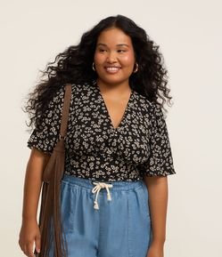 Blusa em Crepe Floral Liberty com Lastex Curve & Plus Size