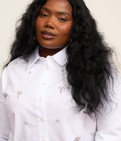 Camisa em Tricoline com Lacinhos e Strass Curve & Plus Size