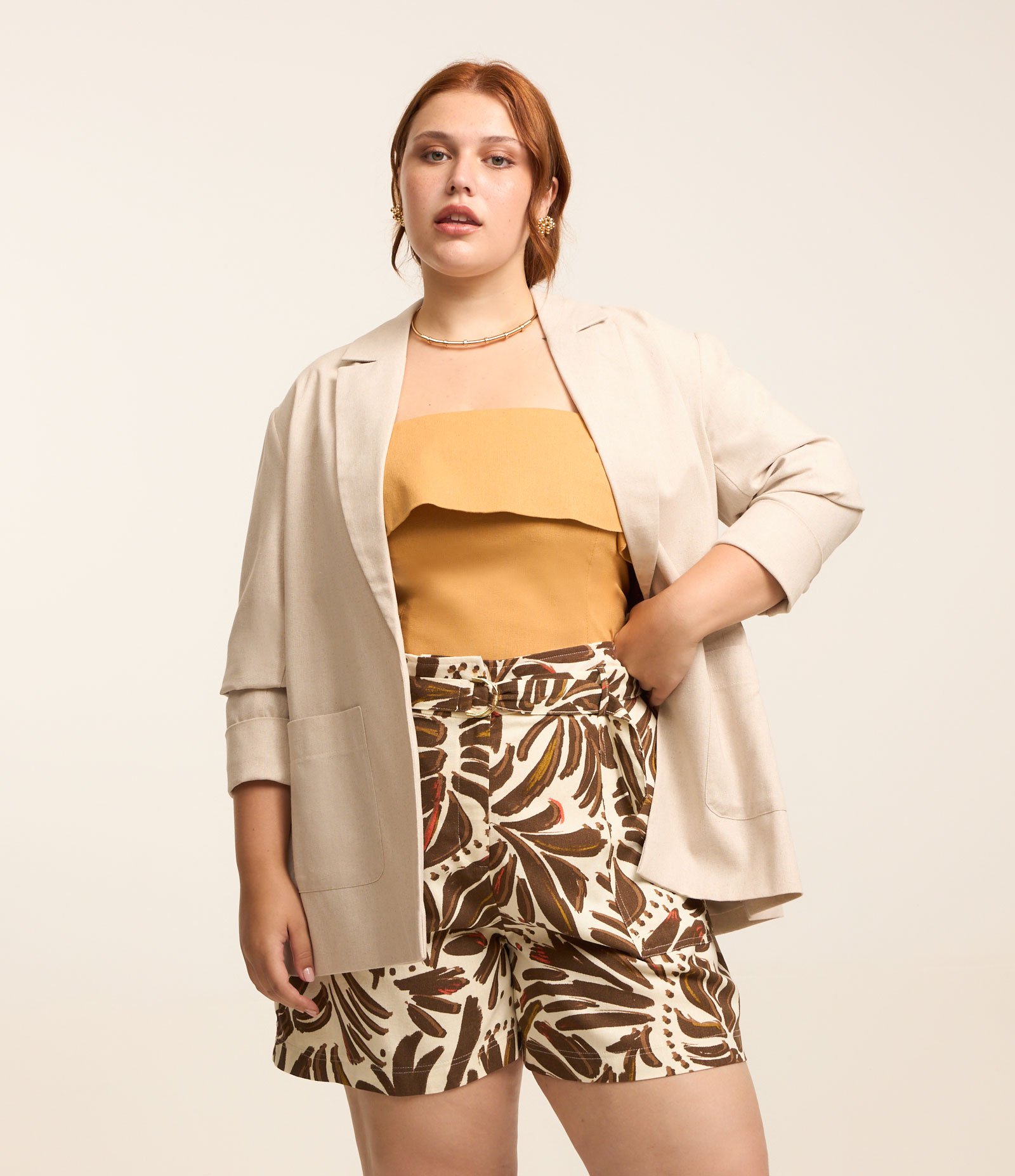 Short com Linho Estampa de Folhas e Cinto Curve & Plus Size Bege/Marrom 1