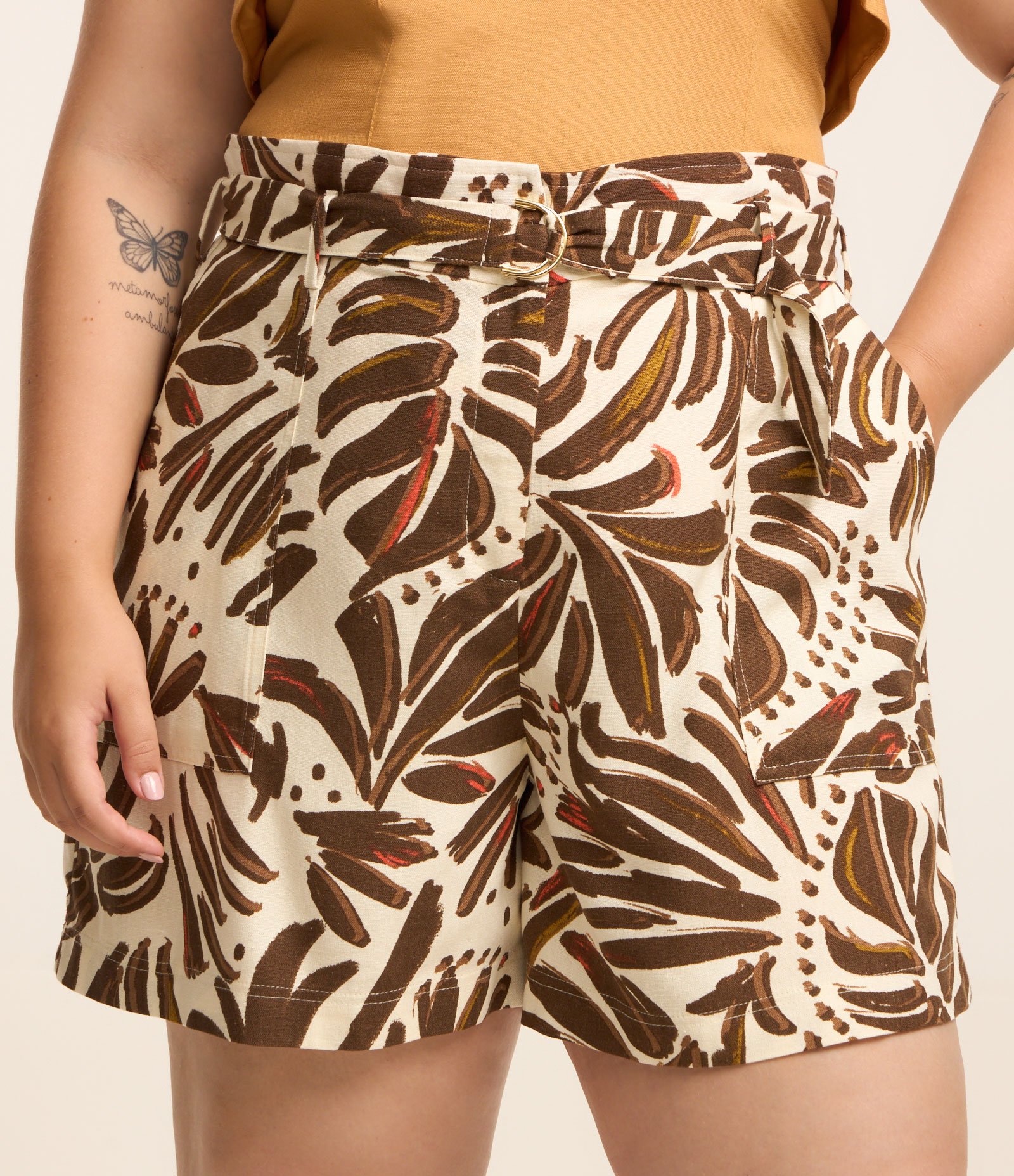 Short com Linho Estampa de Folhas e Cinto Curve & Plus Size Bege/Marrom 2