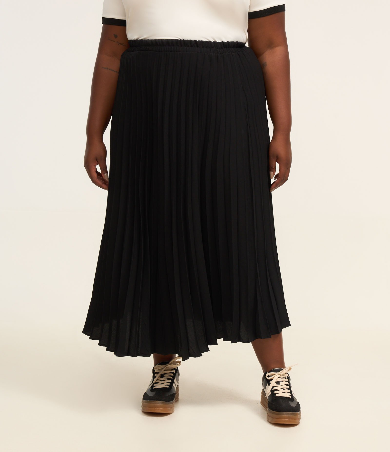 Saia Midi Plissada com Cós Elástico Curve & Plus Size Preto 2
