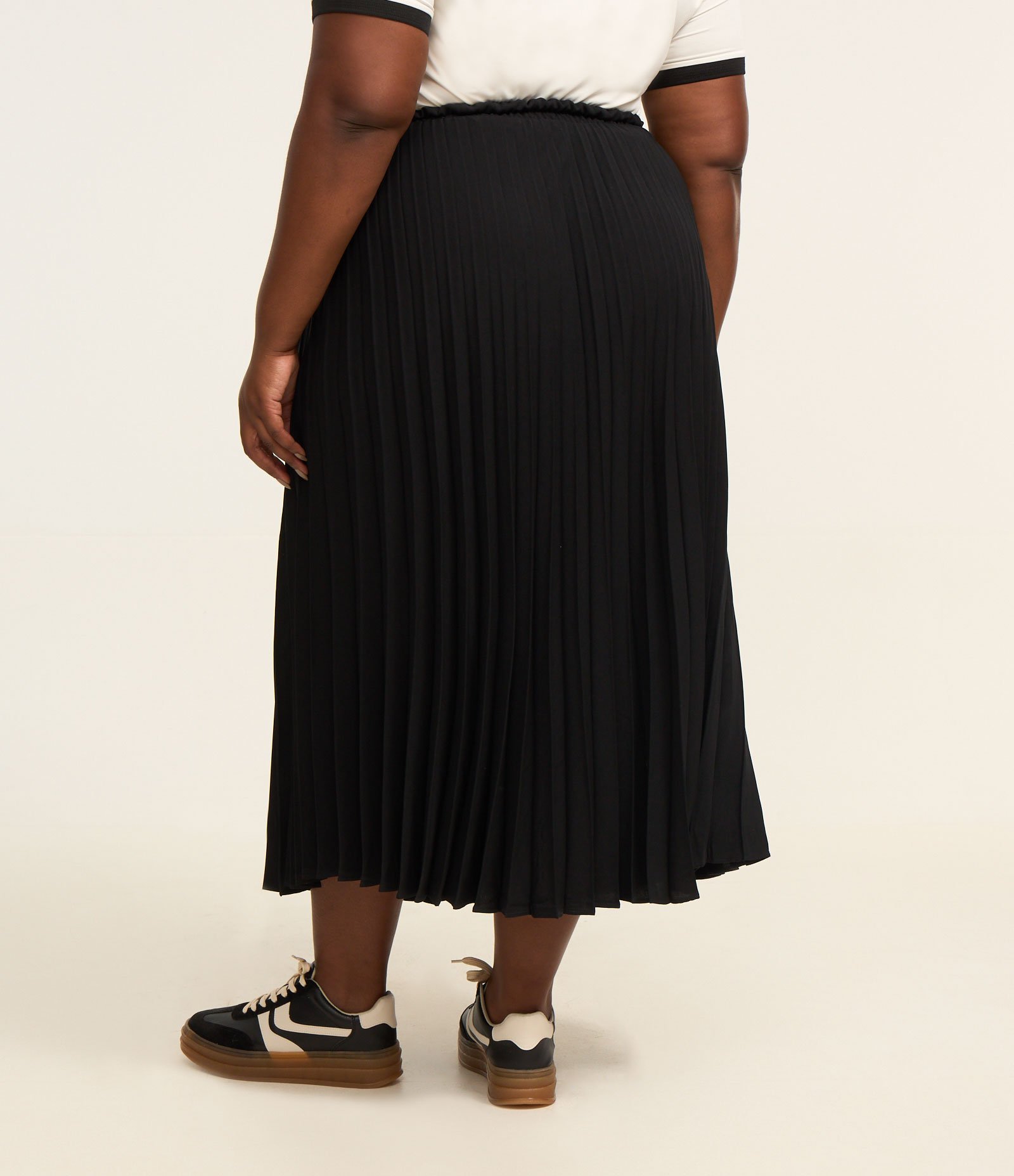 Saia Midi Plissada com Cós Elástico Curve & Plus Size Preto 3