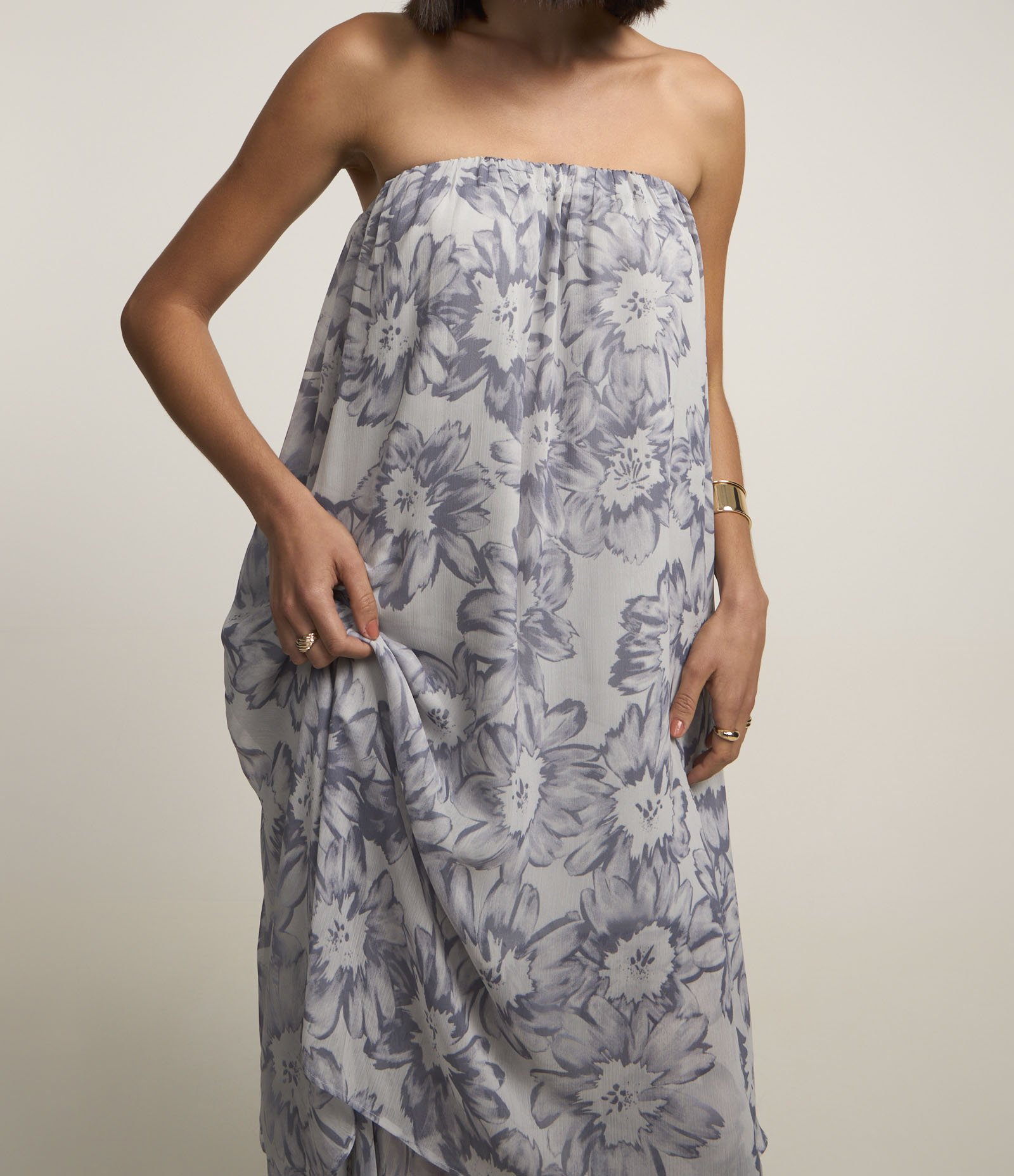 Vestido Tomara que Caia em Chiffon Floral com Camadas Cinza 4