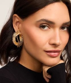 Brinco Médio em Metal com Texturas Diferenciadas