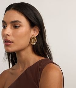 Brinco Botão em Metal com Efeito Martelado