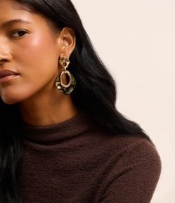 Brinco Médio em Metal com Detalhe Vazado e Resina Marmorizada