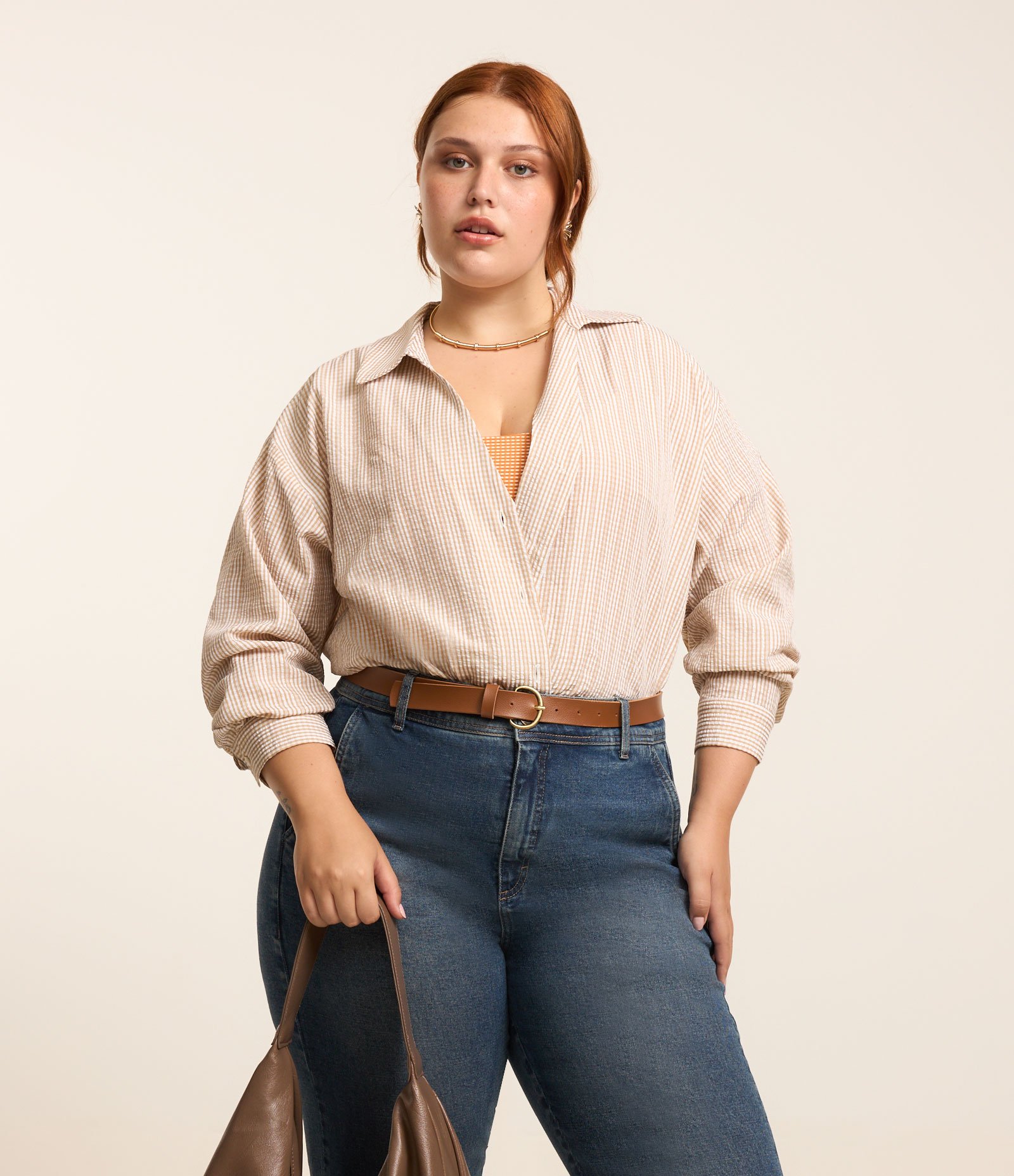 Camisa Tricoline Listrada e Fio Metalizado Curve & Plus Size Bege 1