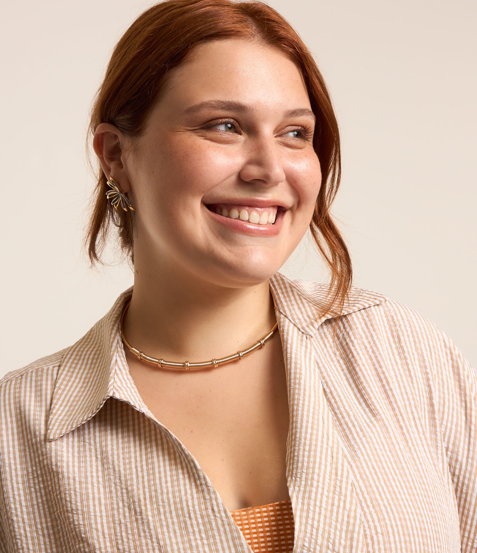 Camisa Tricoline Listrada e Fio Metalizado Curve & Plus Size Bege 3