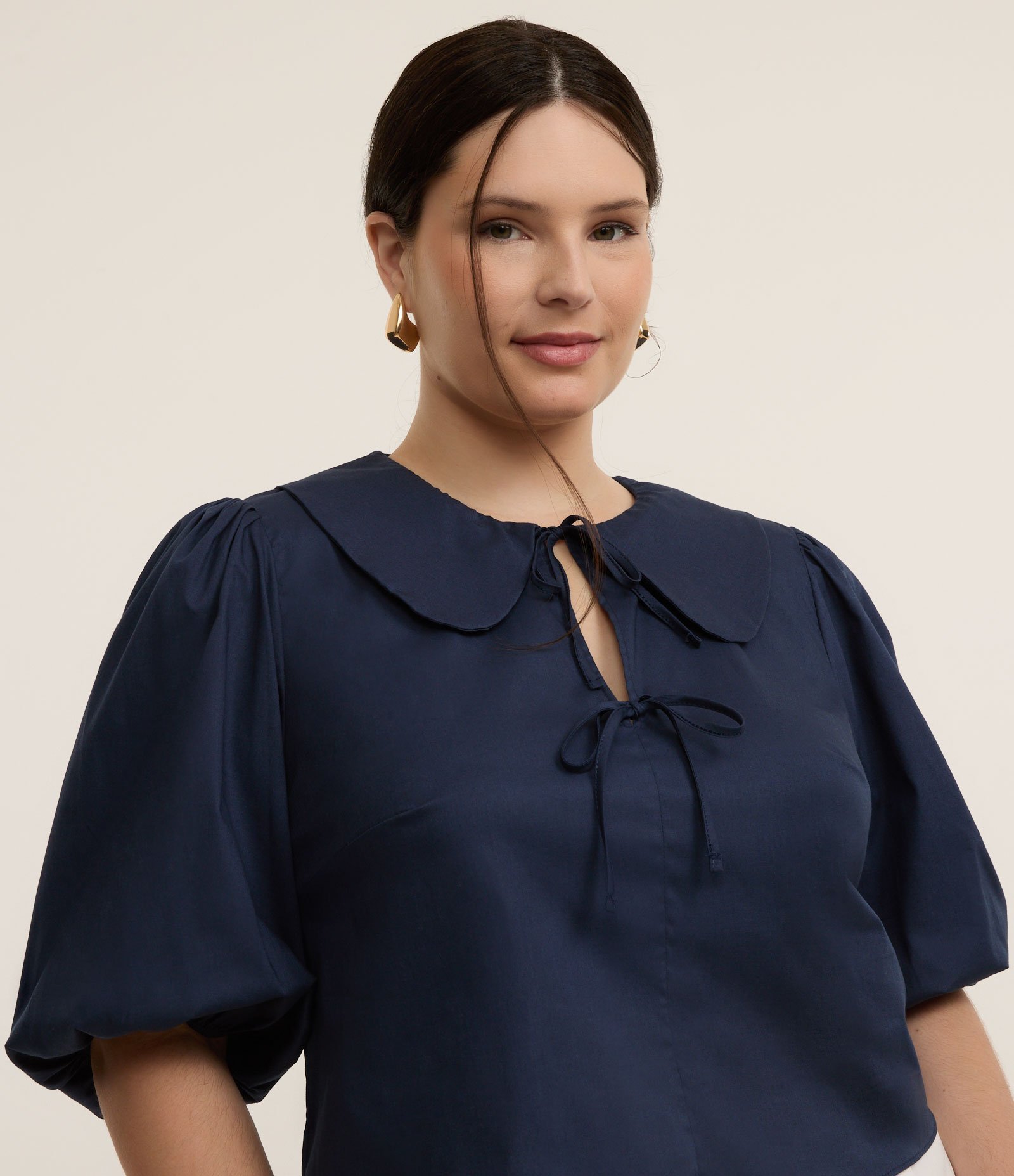 Blusa em Tricoline com Gola Boneca e Laços Curve & Plus Size 4