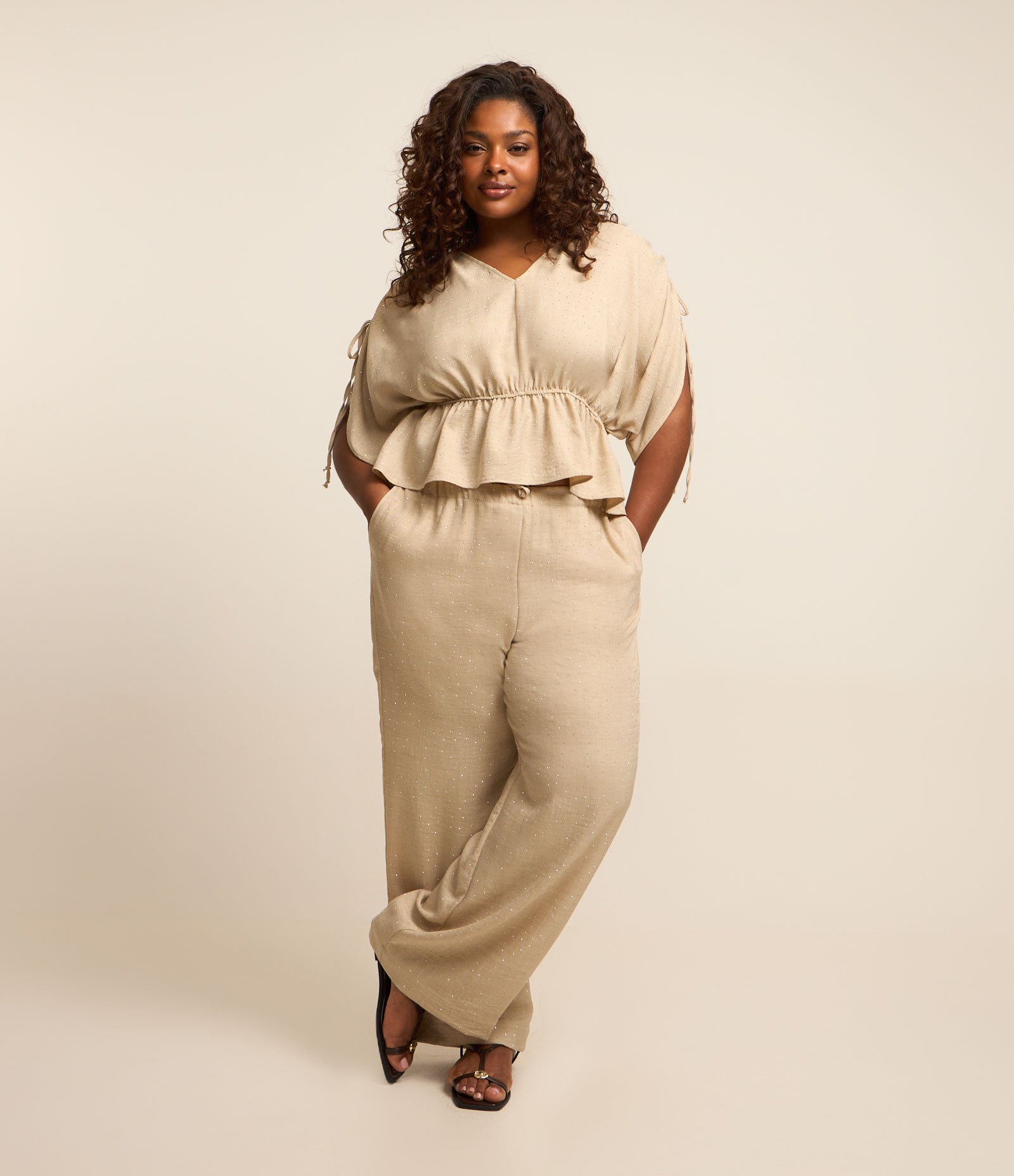 Calça Fluída em Crepe com Strass Curve & Plus Size Bege 1