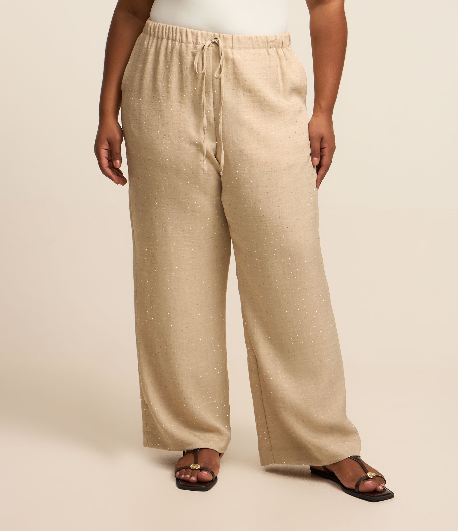 Calça Fluída em Crepe com Strass Curve & Plus Size Bege 2