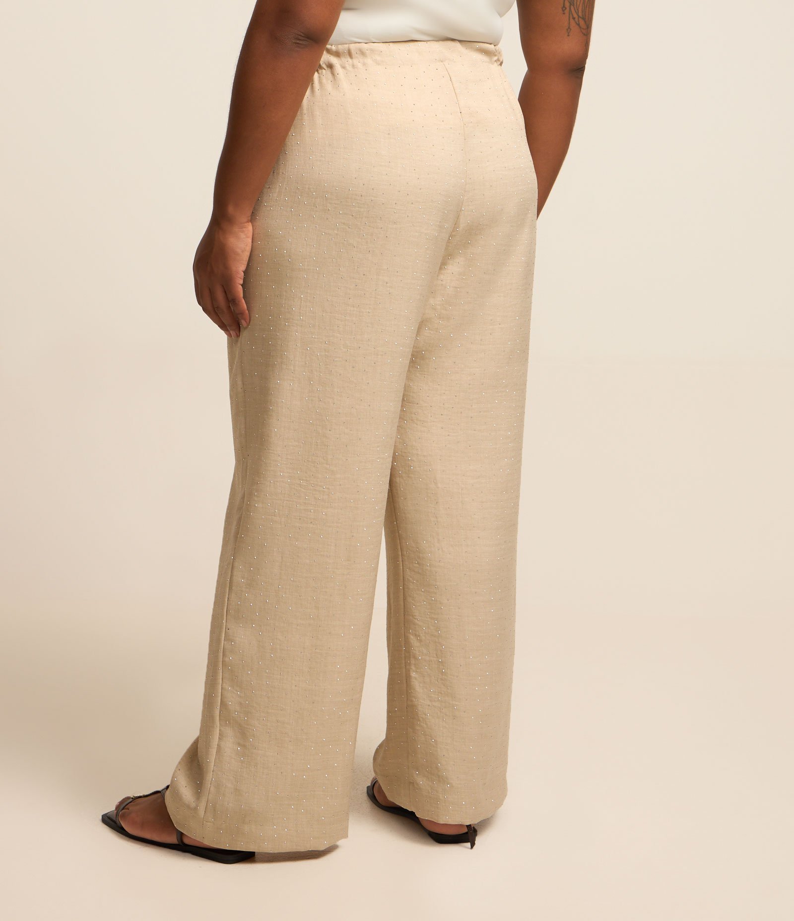 Calça Fluída em Crepe com Strass Curve & Plus Size Bege 3