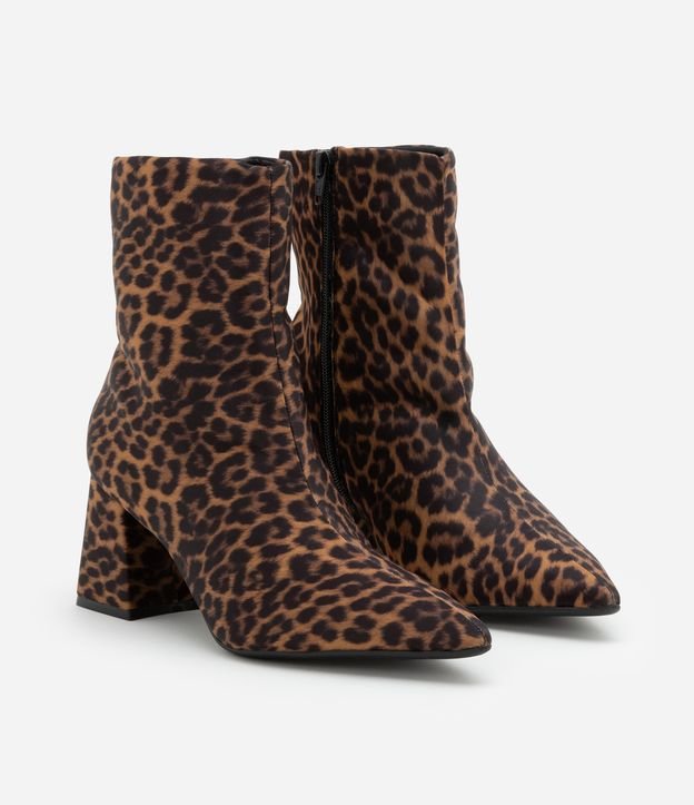 Bota Cano Baixo e Bico Fino Animal Print