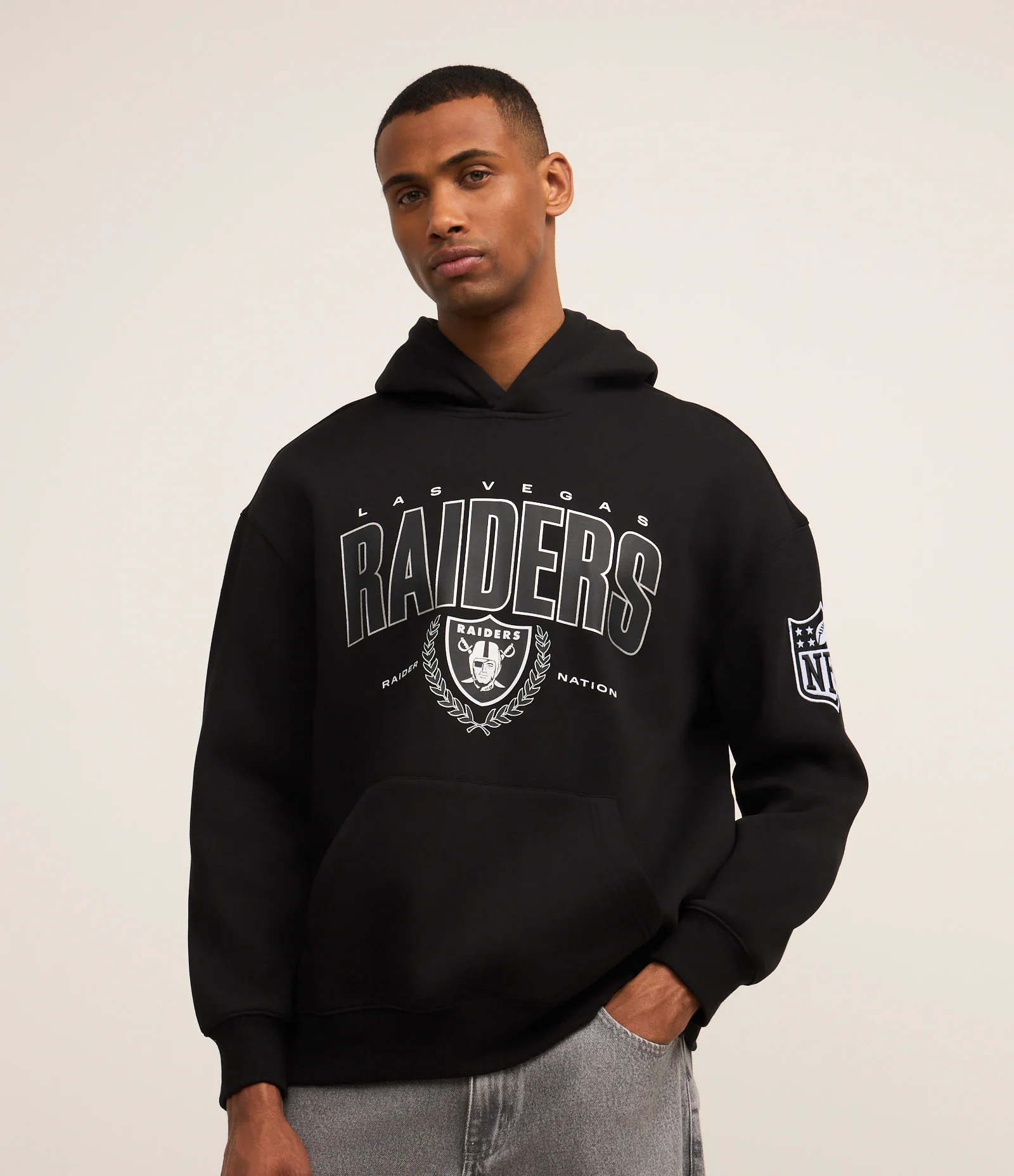 Blusão Relaxed em Fleece com Estampa NFL Raiders Preto 1
