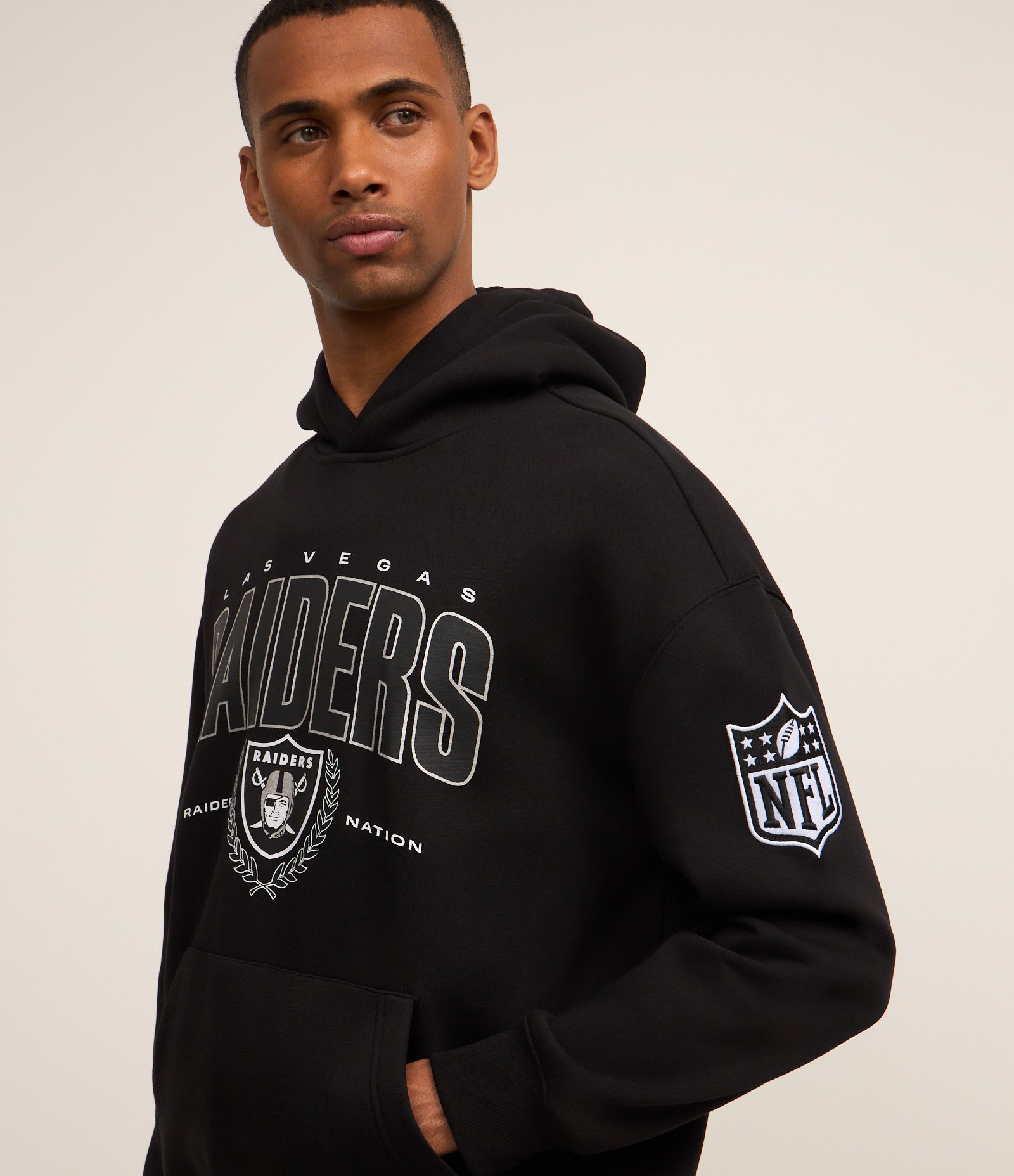 Blusão Relaxed em Fleece com Estampa NFL Raiders Preto 3